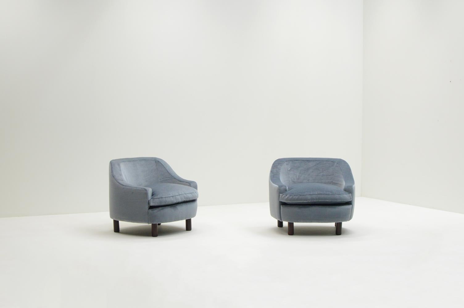 Set of 2 ice blue Mohair lounge chairs, 1950s Italy. This comfortable set is reupholstered in an ice blue mohair wool and has new foam filling. Standing on solid wood legs. The seat cushions are soft and puffy. Beautiful elegant 50s italian design.
