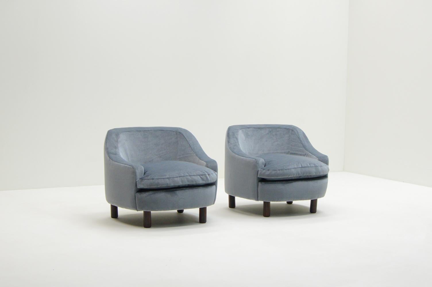 Set of 2 ice blue Mohair lounge chairs, 1950s Italy. In Good Condition For Sale In Landgraaf, NL