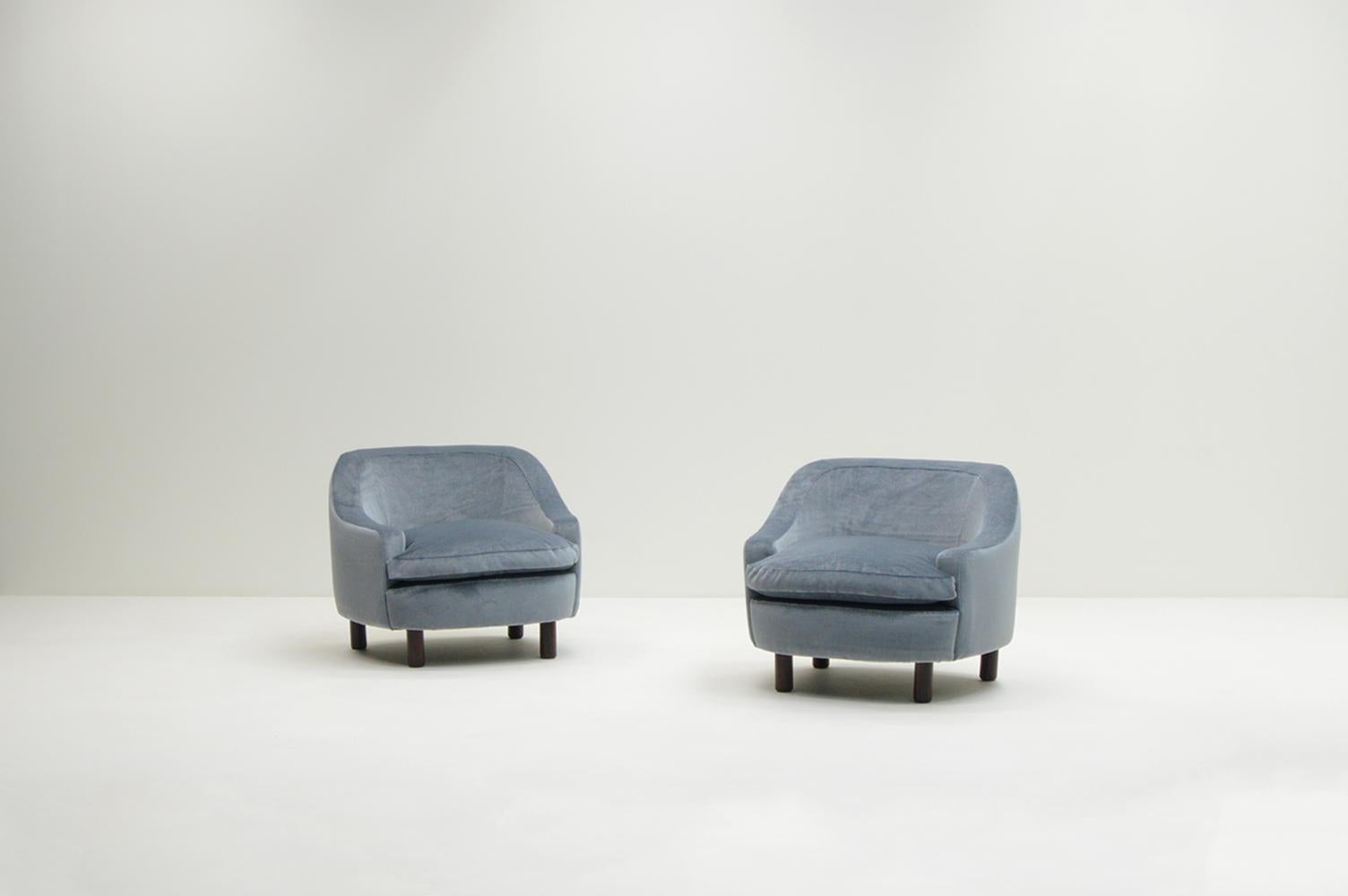 Set of 2 ice blue Mohair lounge chairs, 1950s Italy. For Sale 3