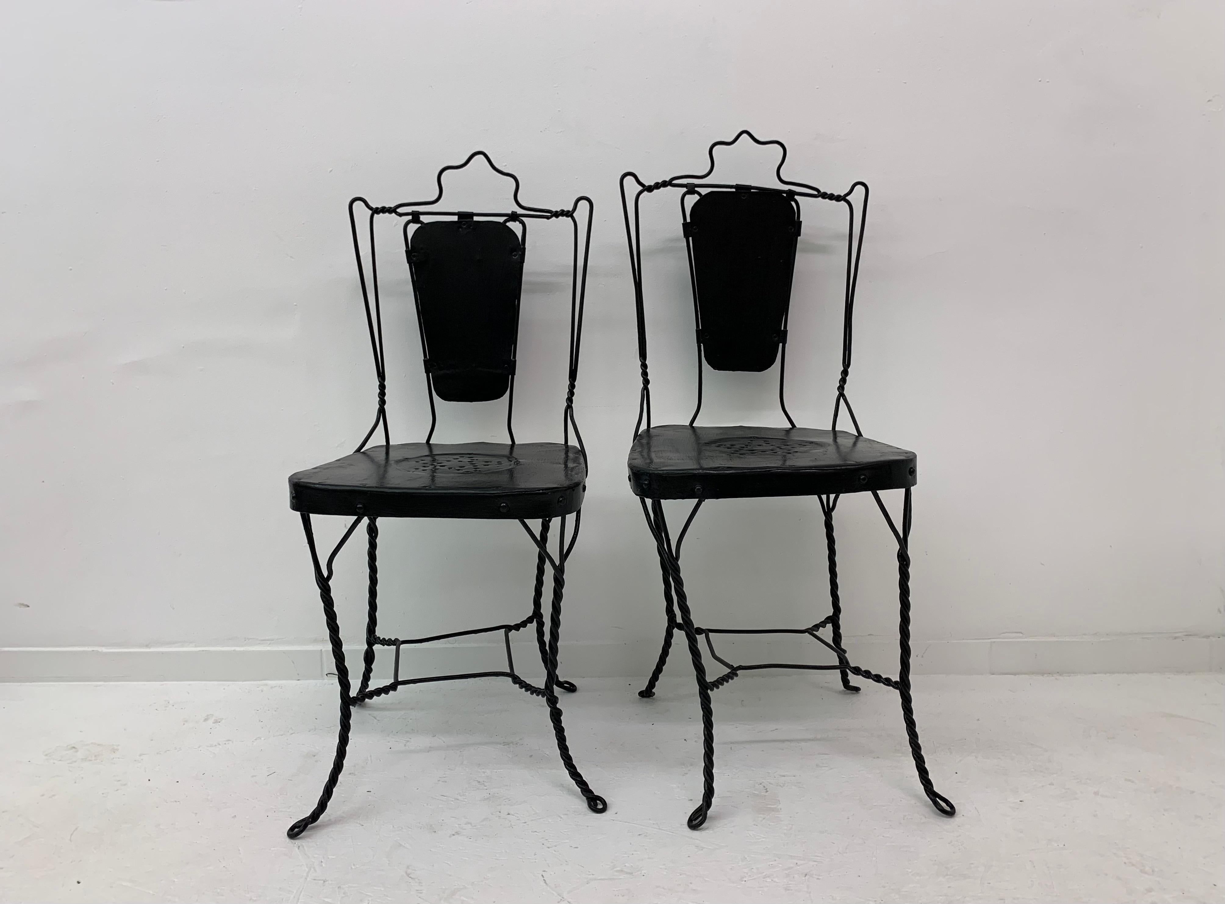 These chairs, made of twisted steel wire, used to be at american ice cream parlors.
Conditon: Good painted black.
Dimensions: 45-48cm H seat,38,5cm W, 95-92cm H total, 39 cm D.