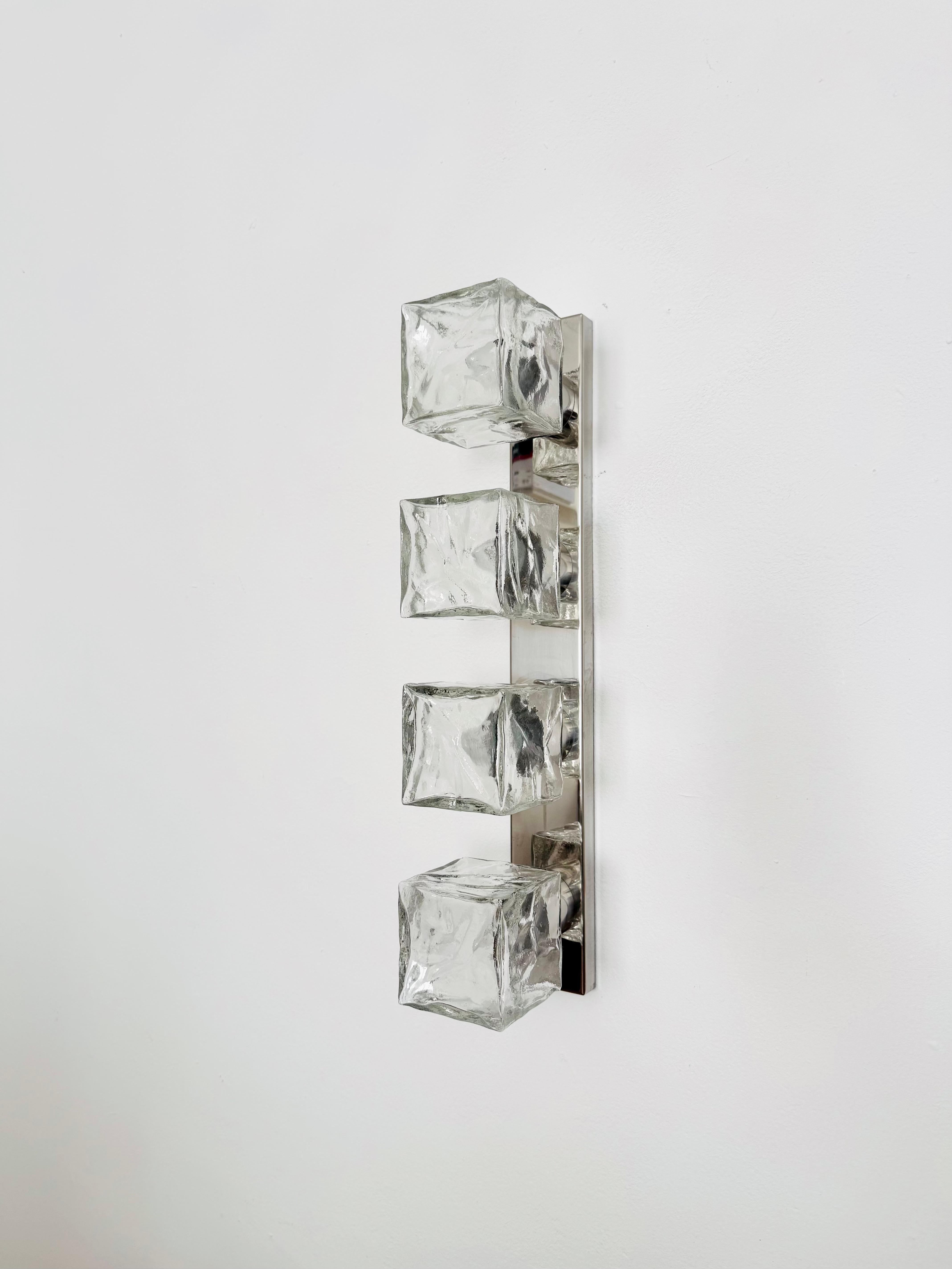 Maravillosas lámparas de pared o de techo de cristal helado de los años 60.
Los bonitos elementos de cristal de Murano crean un impresionante efecto de luz centelleante.
Fabricación de muy alta calidad y un verdadero punto de atracción para