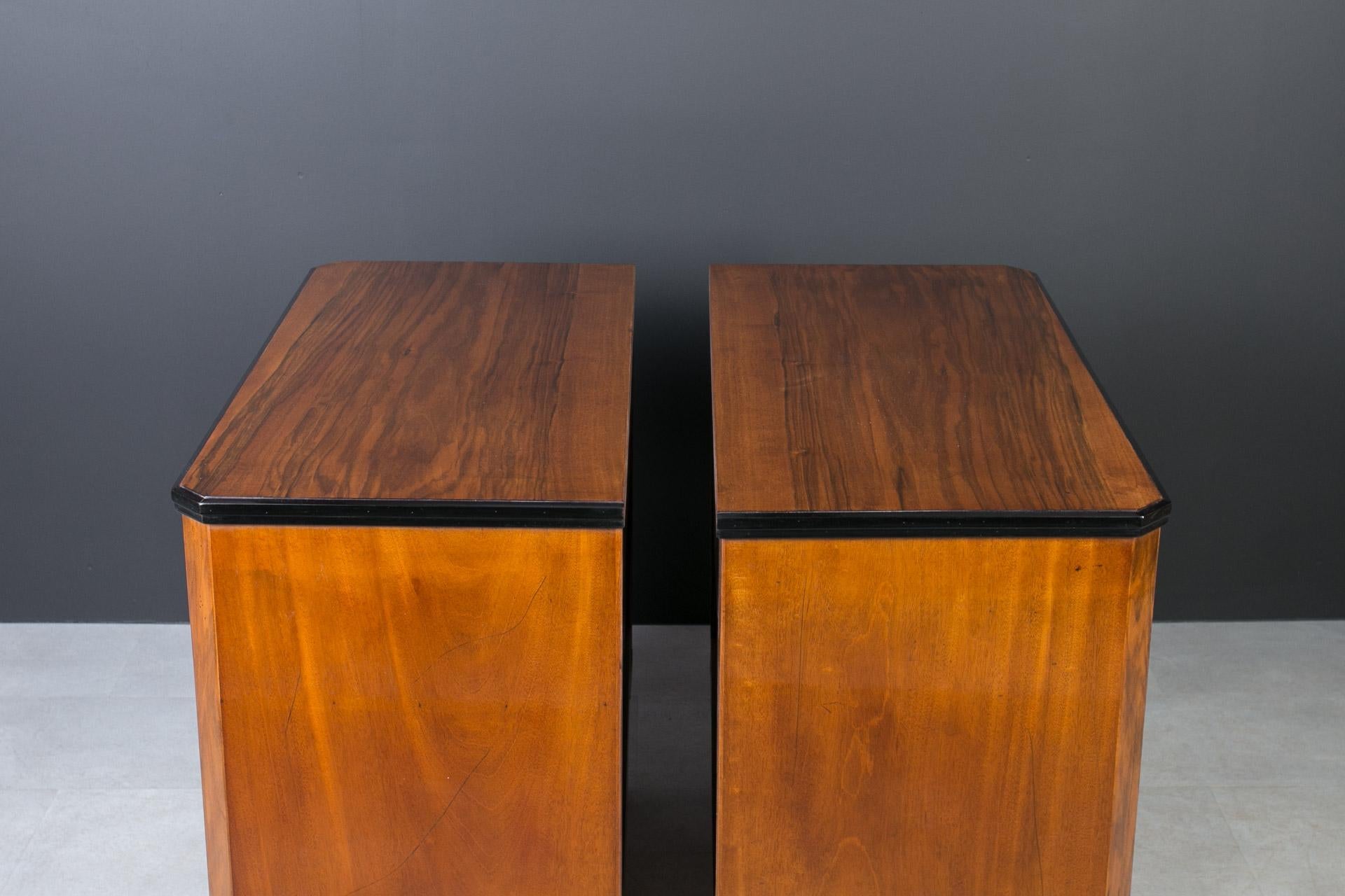 Set of 2 Identical Biedermeier Chests of Drawers, Germany, 19th Century, Walnut For Sale 6