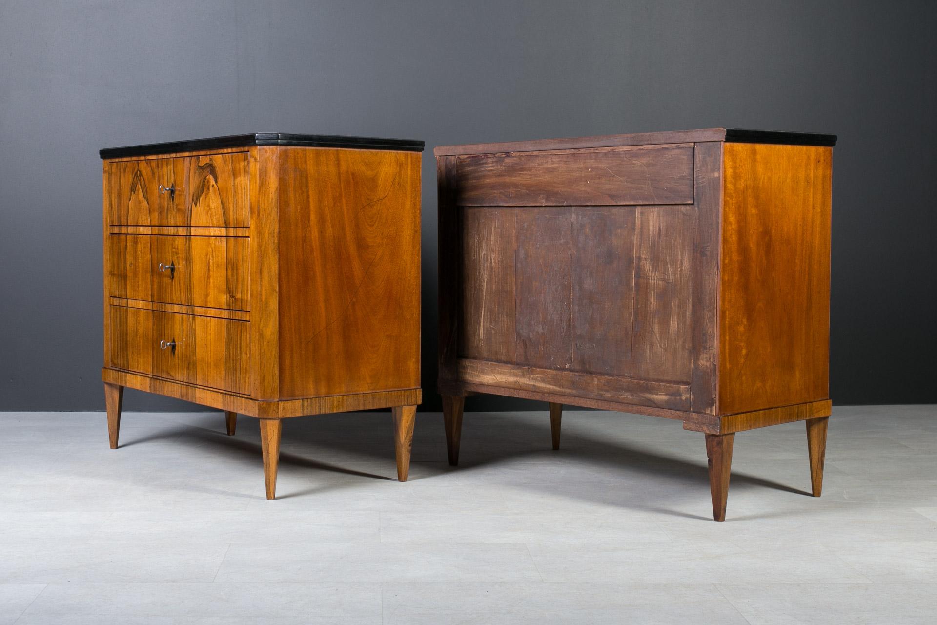 Set of 2 Identical Biedermeier Chests of Drawers, Germany, 19th Century, Walnut For Sale 14