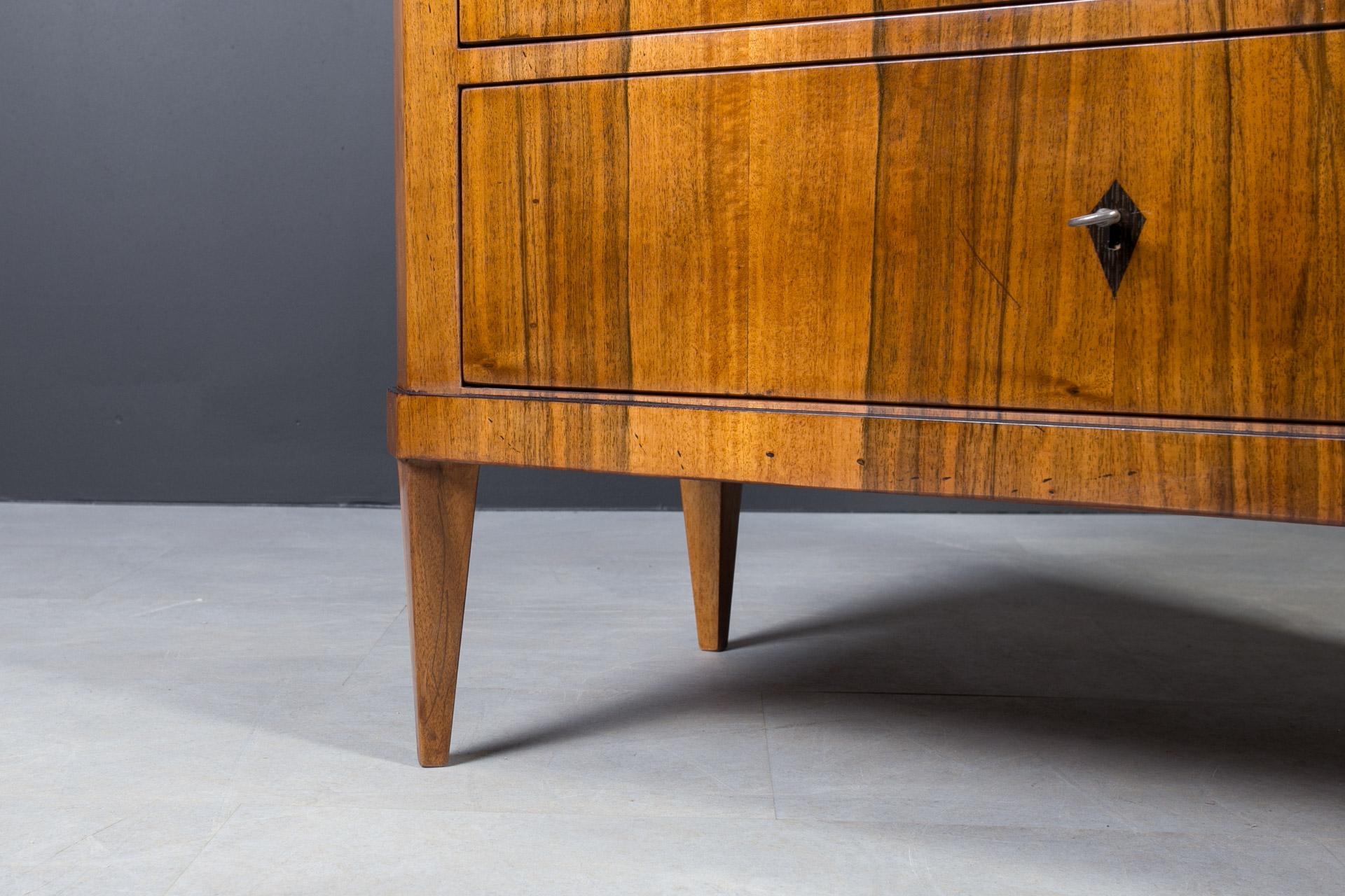 Set of 2 Identical Biedermeier Chests of Drawers, Germany, 19th Century, Walnut For Sale 15