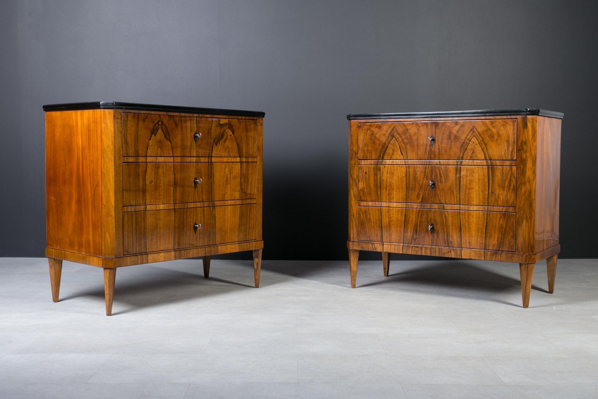 Set of 2 Identical Biedermeier Chests of Drawers, Germany, 19th Century, Walnut In Good Condition For Sale In Wrocław, Poland