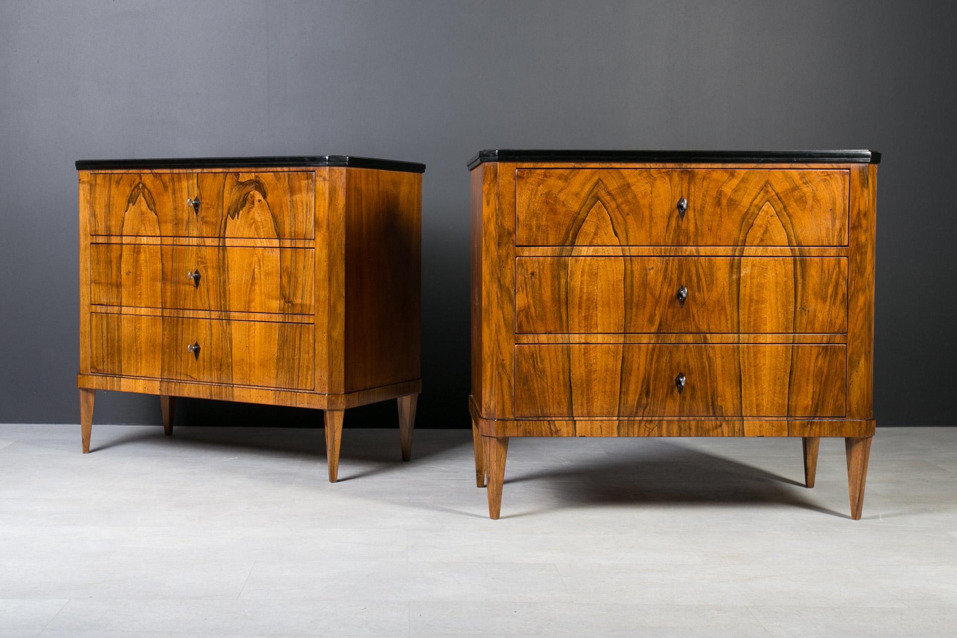 Set of 2 Identical Biedermeier Chests of Drawers, Germany, 19th Century, Walnut For Sale 1