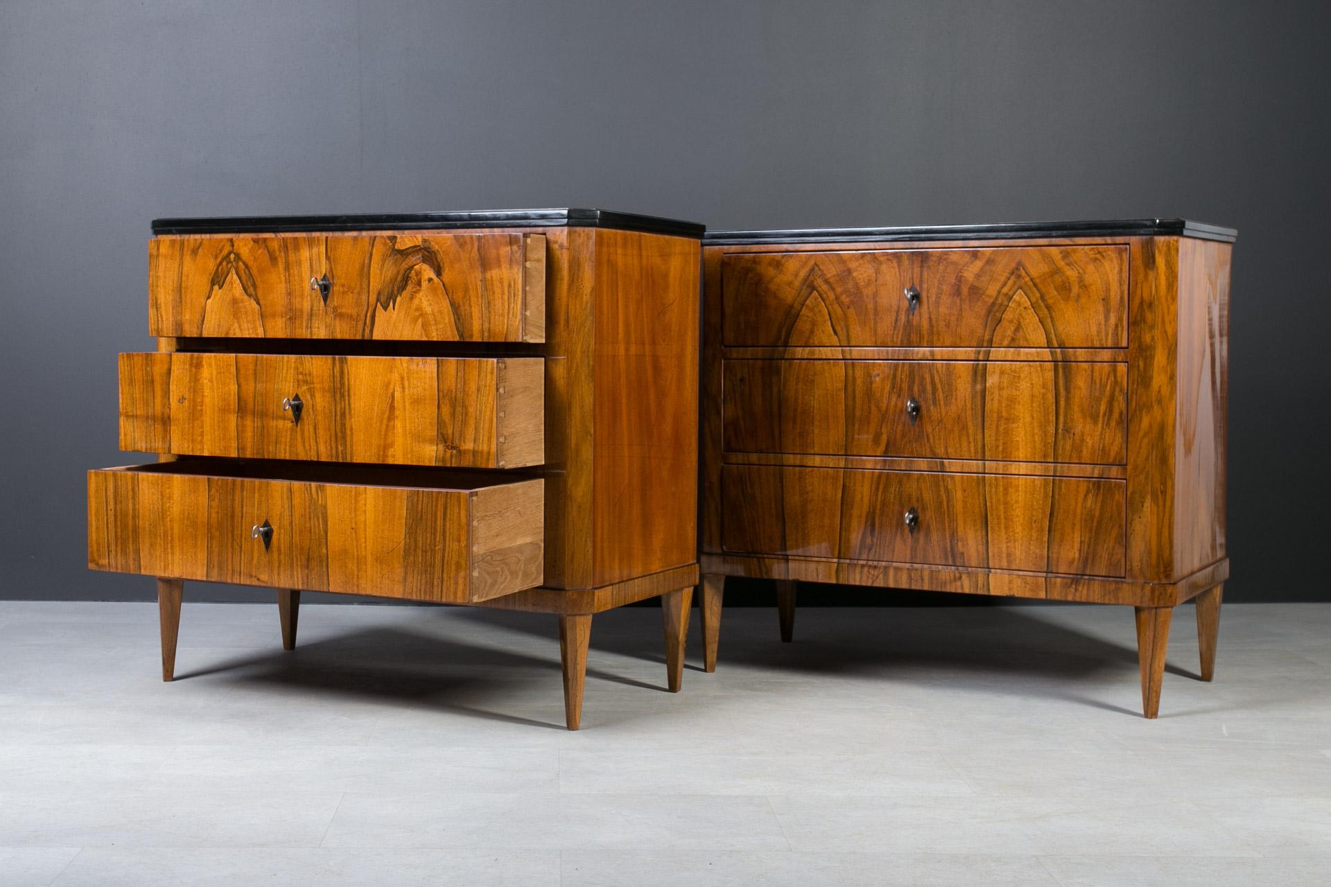Set of 2 Identical Biedermeier Chests of Drawers, Germany, 19th Century, Walnut For Sale 3