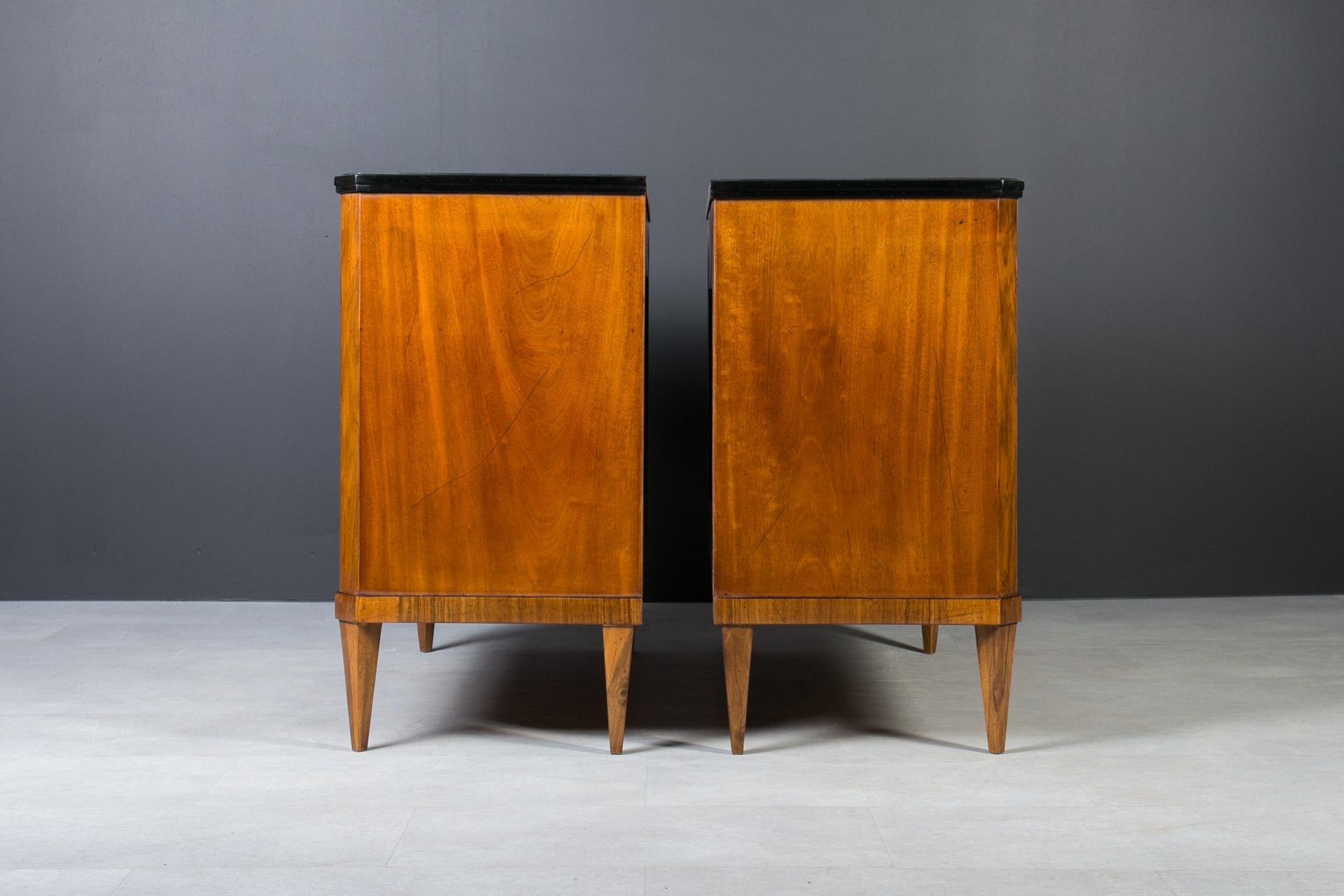 Set of 2 Identical Biedermeier Chests of Drawers, Germany, 19th Century, Walnut For Sale 5