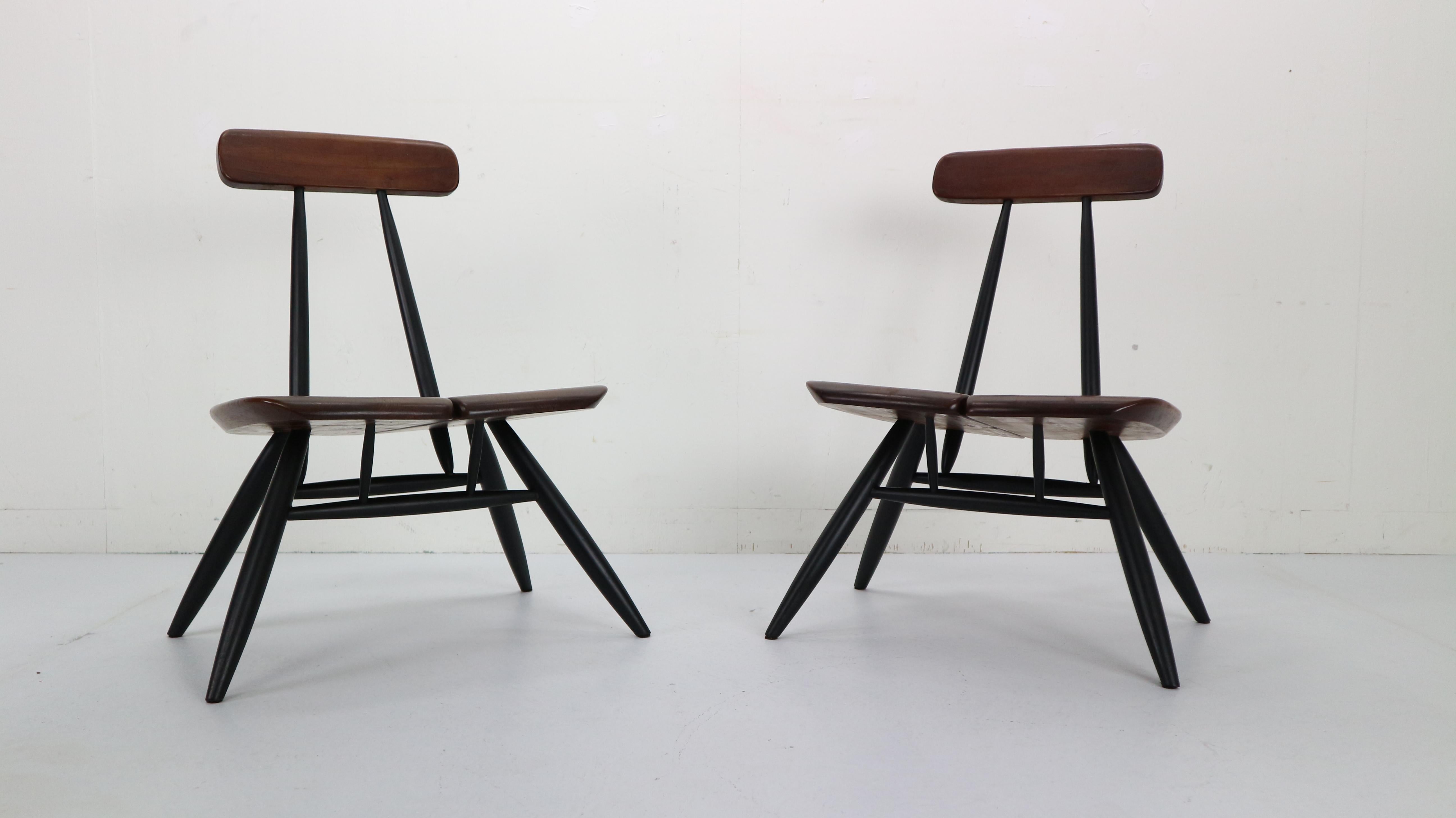 Rare Pirkka lounge chair pair designed by Ilmari Tapiovaara and manufactured by Laukaan Puu, Finland 1955.
This pair of lounge chairs from the Pirkka series is quite rare and it’s the only model that was not put back in production.
The chairs have a