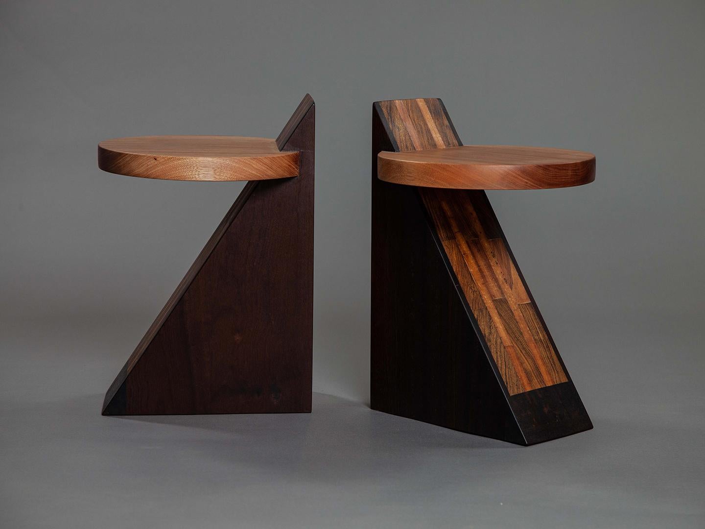 Ensemble de 2 tabourets Inácio en bois massif brésilien. Neuf - En vente à São Paulo, SP