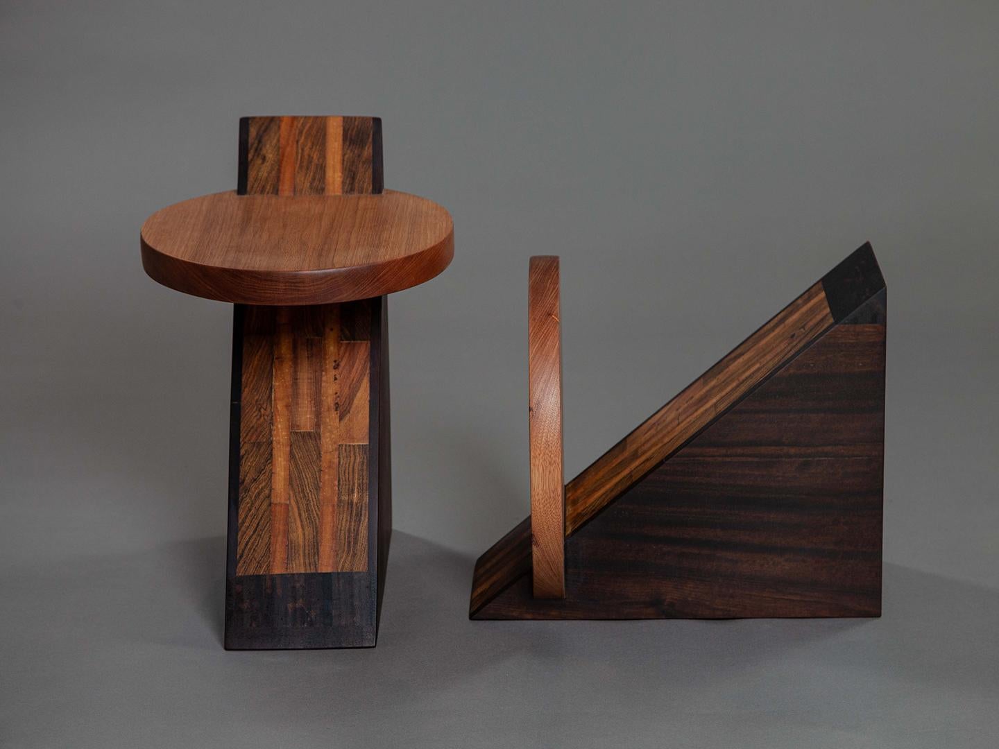 Bois Ensemble de 2 tabourets Inácio en bois massif brésilien. en vente