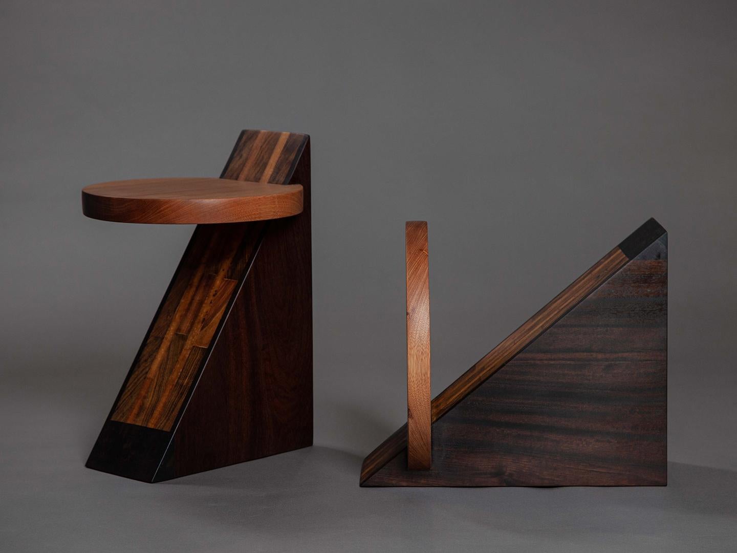 Ensemble de 2 tabourets Inácio en bois massif brésilien. en vente 1