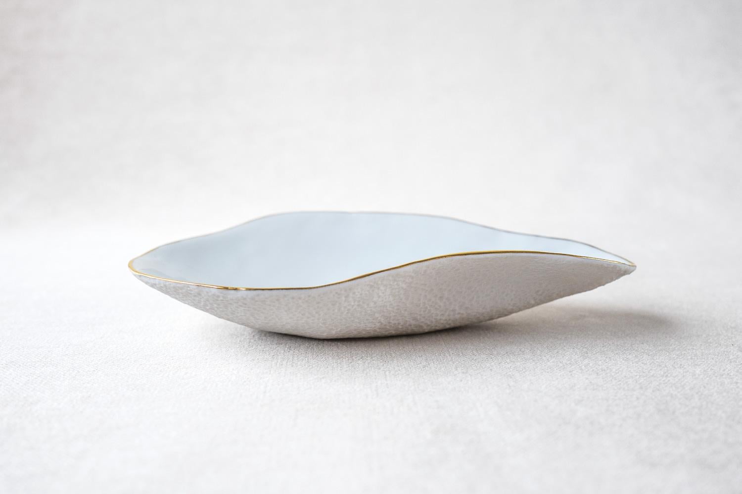 • set of 2 small porcelain side dishes
• measures 16cm x 8,5cm x 3cm
• perfect for a sexy amuse-bouche, a pre-dessert or side dish
• for that sexy dinner party
• white glazed top 
• with a very luxurious 24k hand painted golden rim
• unglazed