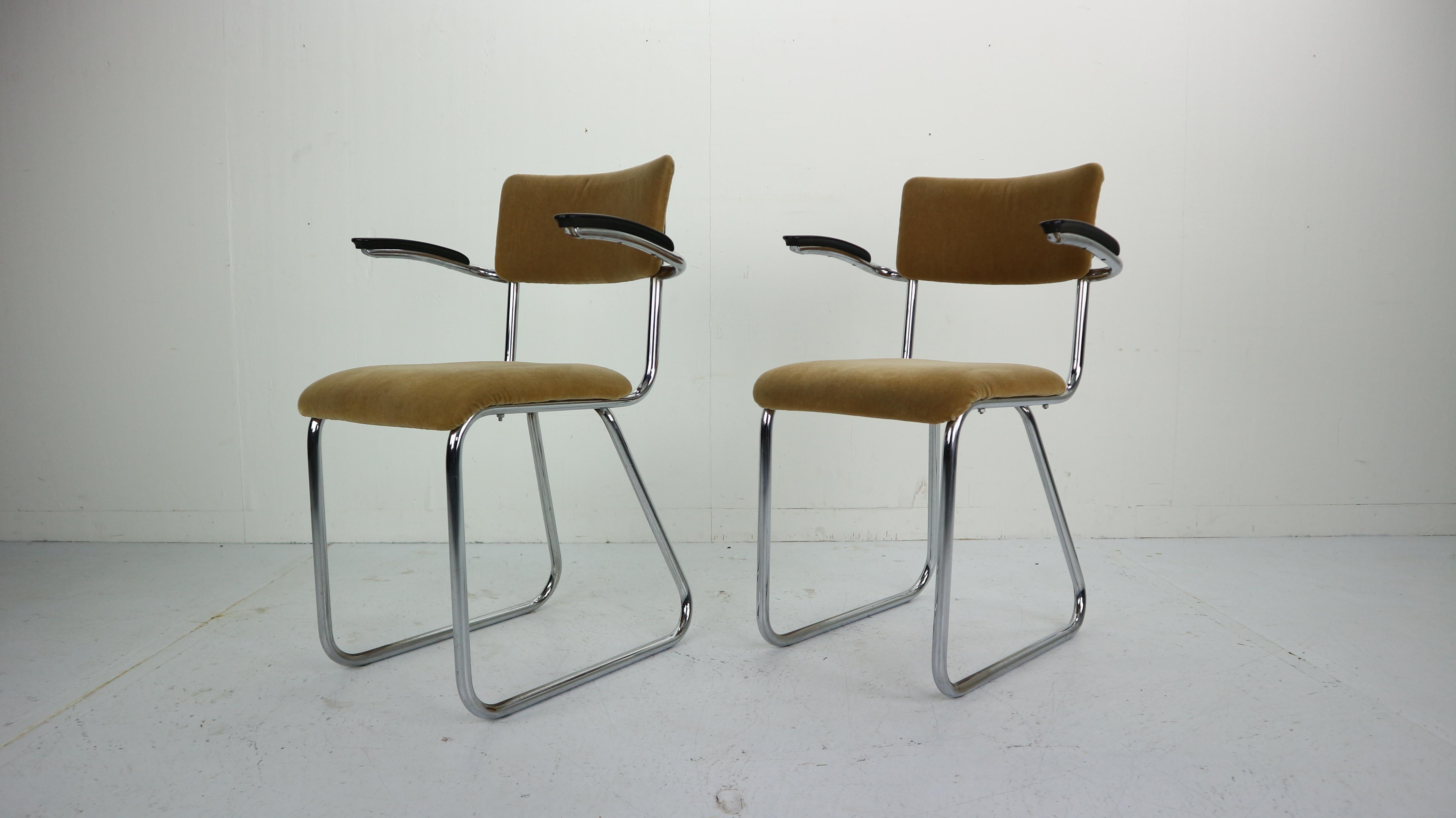 In a style of Gispen design these set of two armchairs are made in 1960s Netherlands.
Typical Industrial Design of Dutch design in 1960s.
Chairs are made of curved chrome base and yellow soft seating with black armrests.
These chairs are perfect