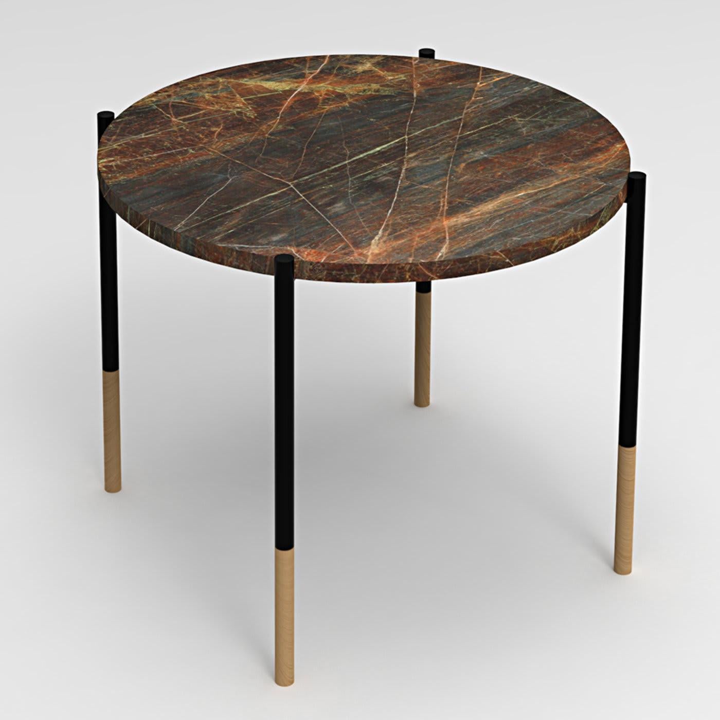 Flaunting a complex design, this splendid set of two cocktail tables (small: Ø45 cm / H45 cm, large: Ø50 cm / H50 cm) belongs to the Innesti Collection. A circular top in precious marble is sustained by the slender, black-lacquered metal frame whose