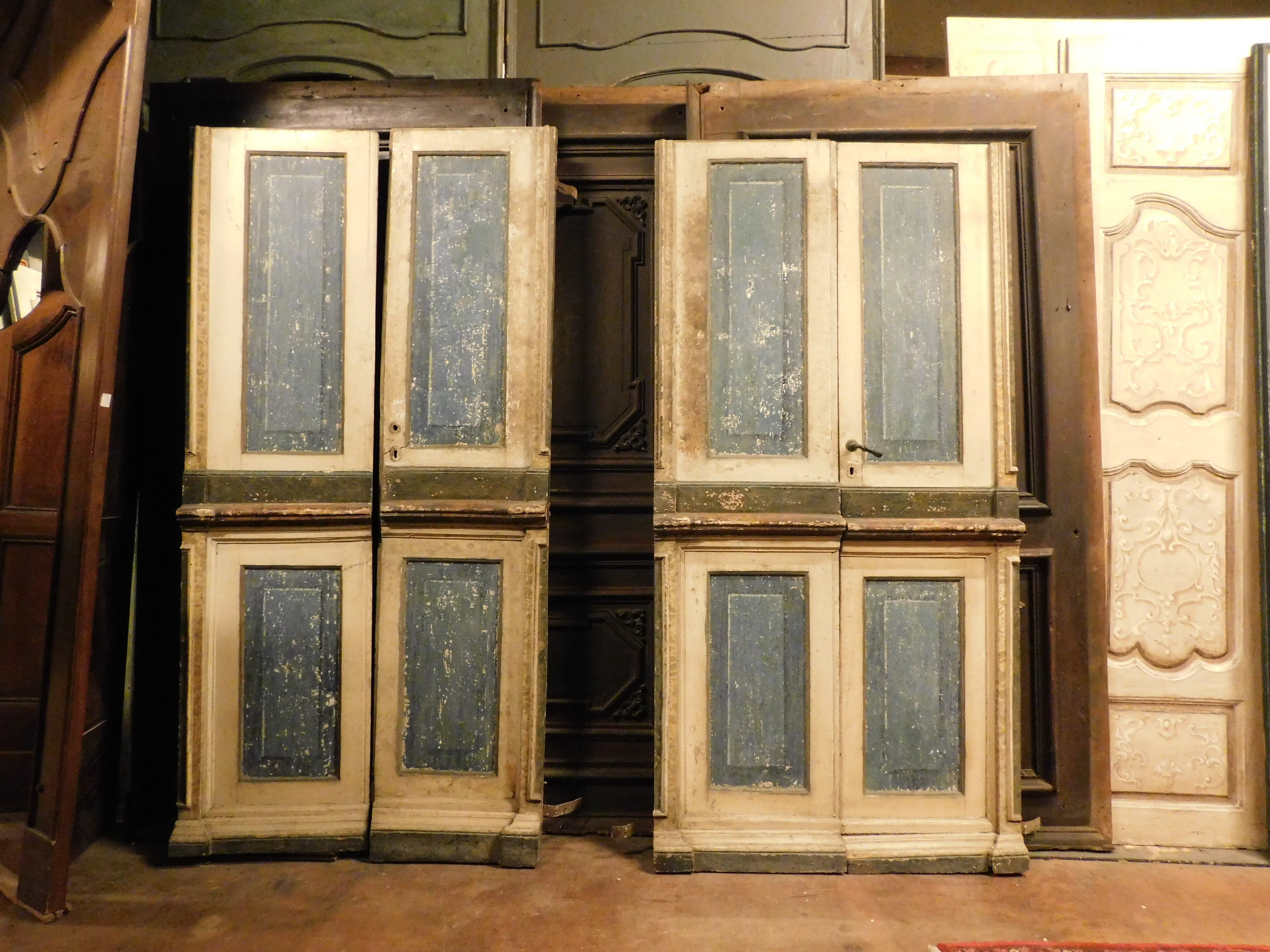 Set di 2 porte interne antiche, dipinte in prima laccatura (cioè sono nate in quel colore originale) ognuna con due ante, volendo è anche possibile adattarle a una porta a 4 ante o farle scorrere, vengono vendute senza telaio, provenienti
