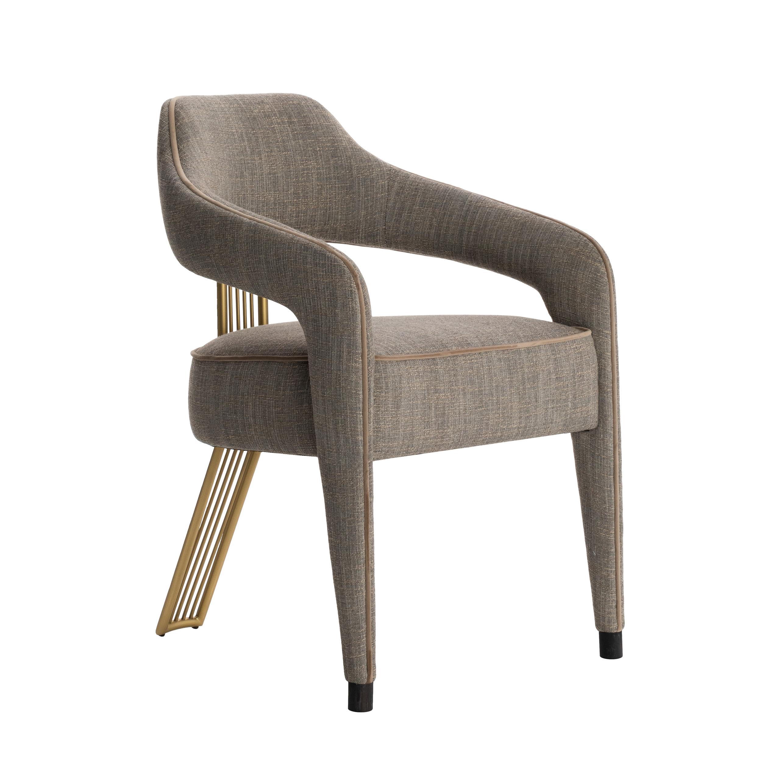 Our Invicta II dining chair has a unique and different design, with just one leg in the back, it gives your dining room a sophisticated and modern decor.
Beautiful contrasting piping details and the iron painted back foot in antique brass color