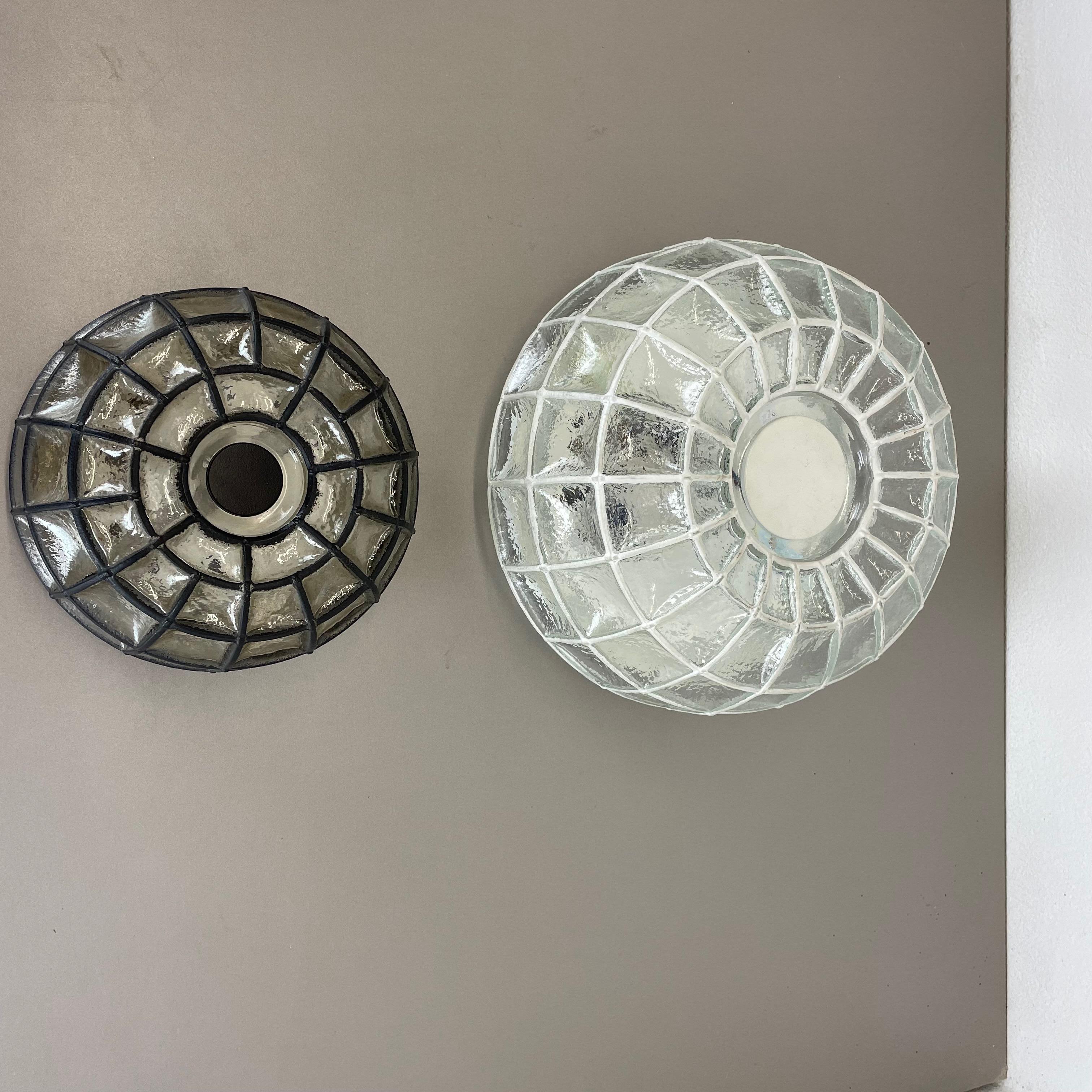 Article:

set of 2 wall light, black and white


Producer:

Glashütte Limburg, Germany



Origin:

Germany



Age:

1970s



Original 1970s modernist German wall Light set made of high quality glass with black rings and white