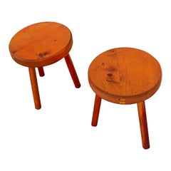 Ensemble de 2 tabourets italiens en bois de pin des Alpes dans le style de Charlotte Perriand, années 1960