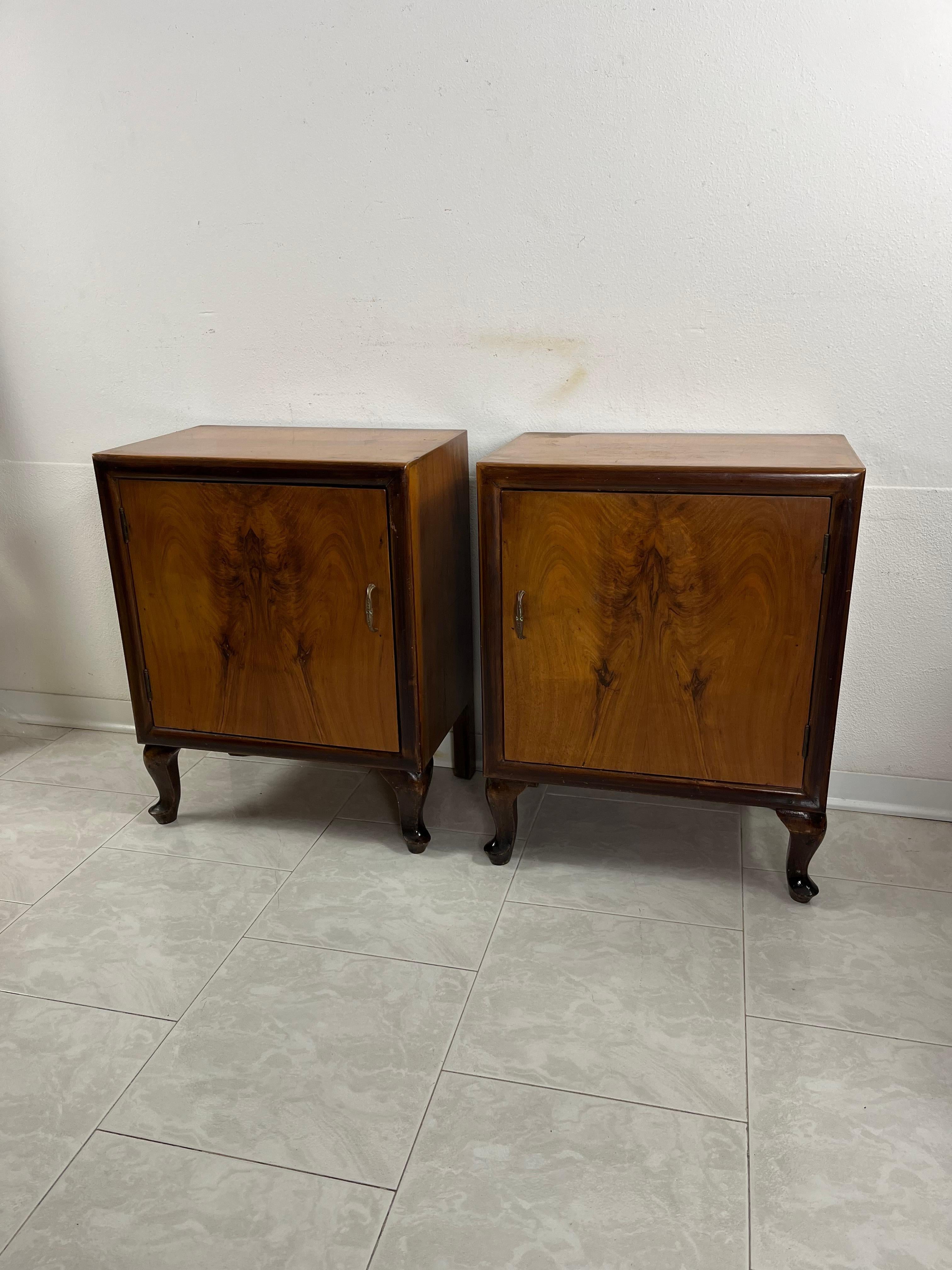 Set di 2 comodini Art Deco italiani, anni '40
Porta e ripiano interno.
Buone condizioni.
Garantiamo una spedizione immediata con un imballaggio adeguato e un corriere di fiducia.