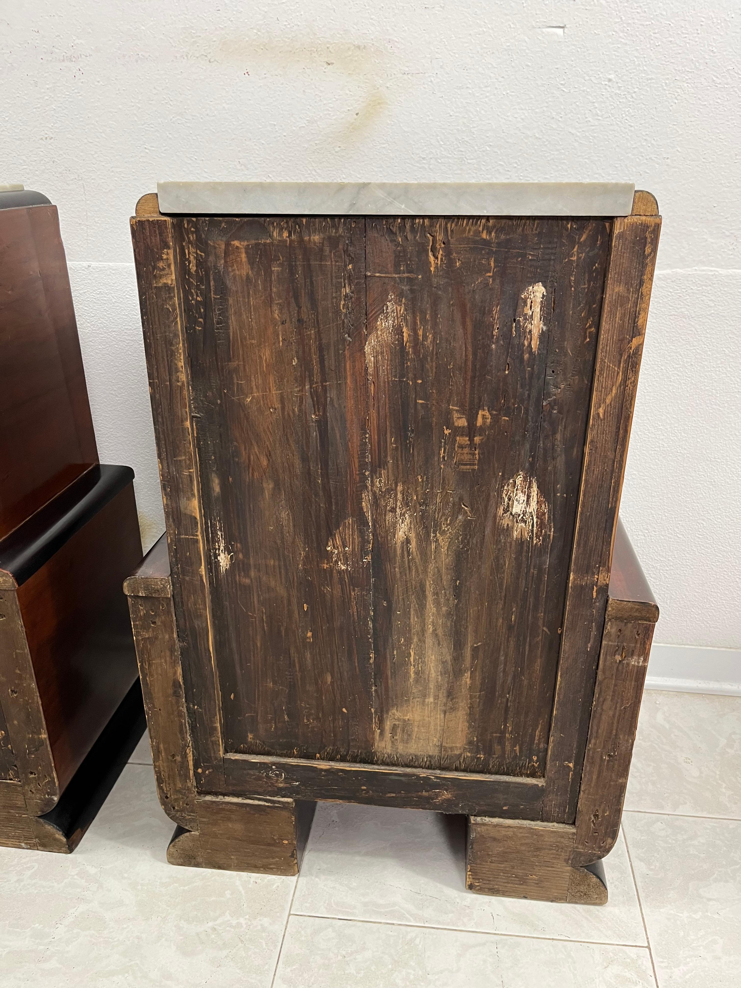 Set di 2 comodini Art Deco italiani con piano in marmo, anni '30 in vendita 5