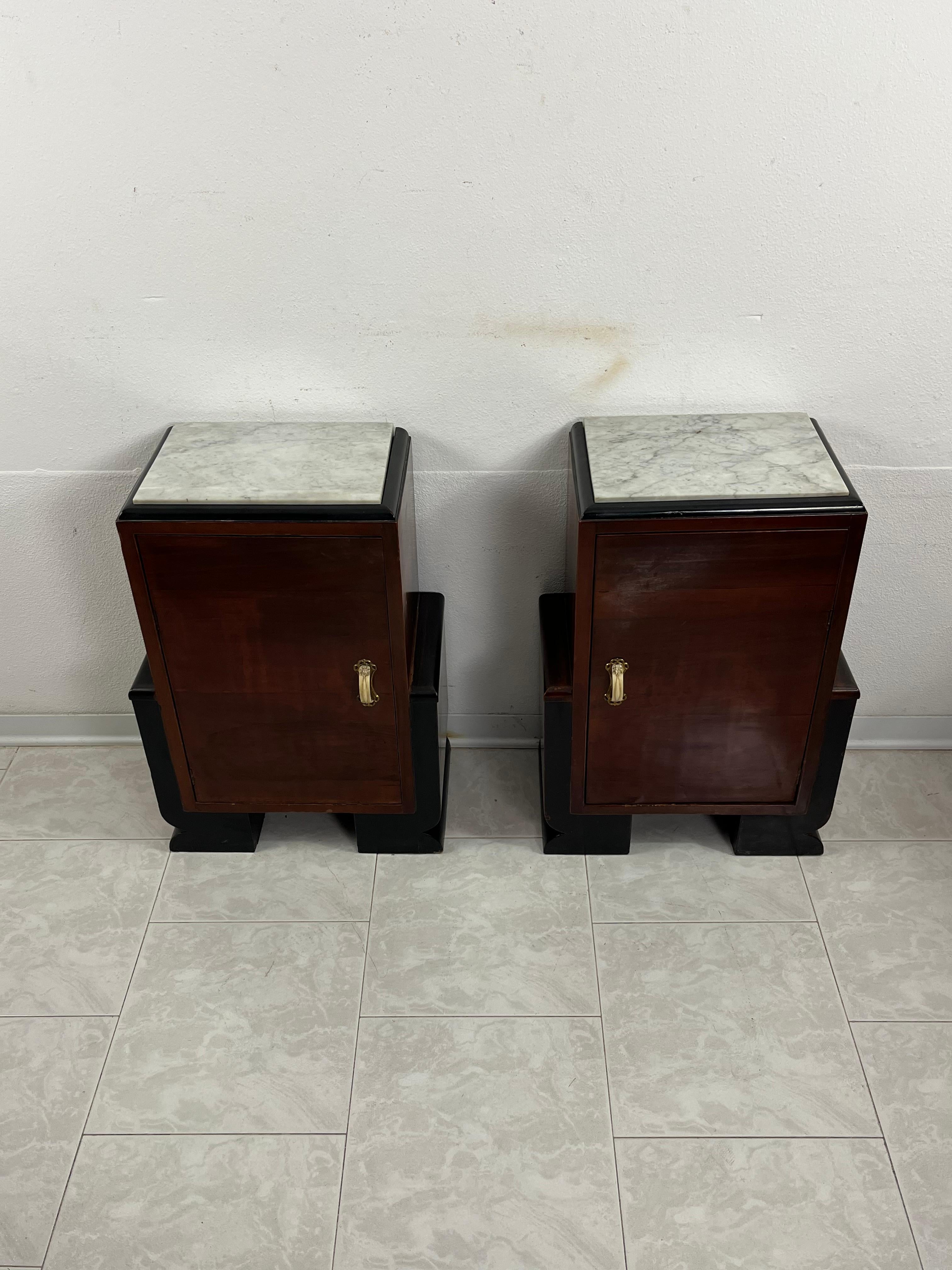 Set di 2 comodini Art Deco italiani con piano in marmo, anni '30
Anta e cassetto all'interno. Maniglie in ottone.
Buone condizioni.