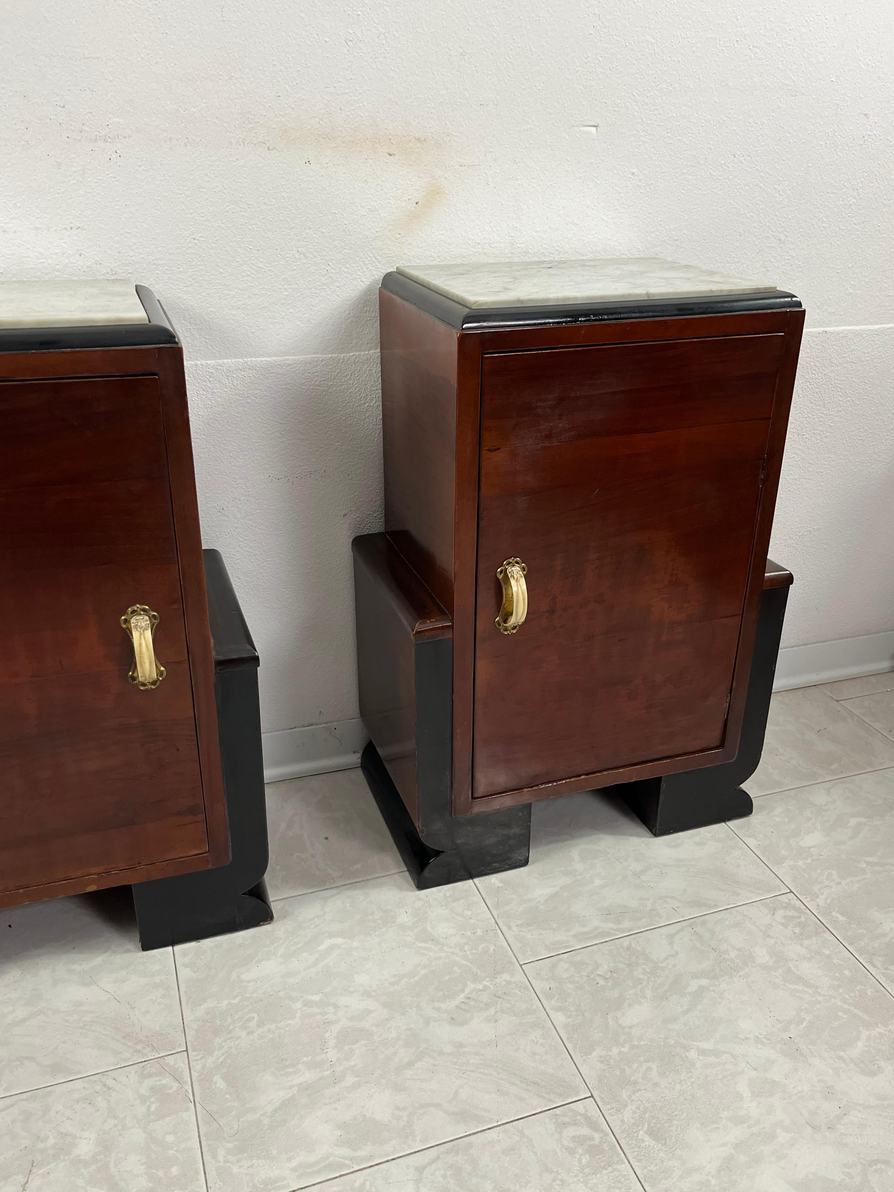 Metà XX secolo Set di 2 comodini Art Deco italiani con piano in marmo, anni '30 in vendita