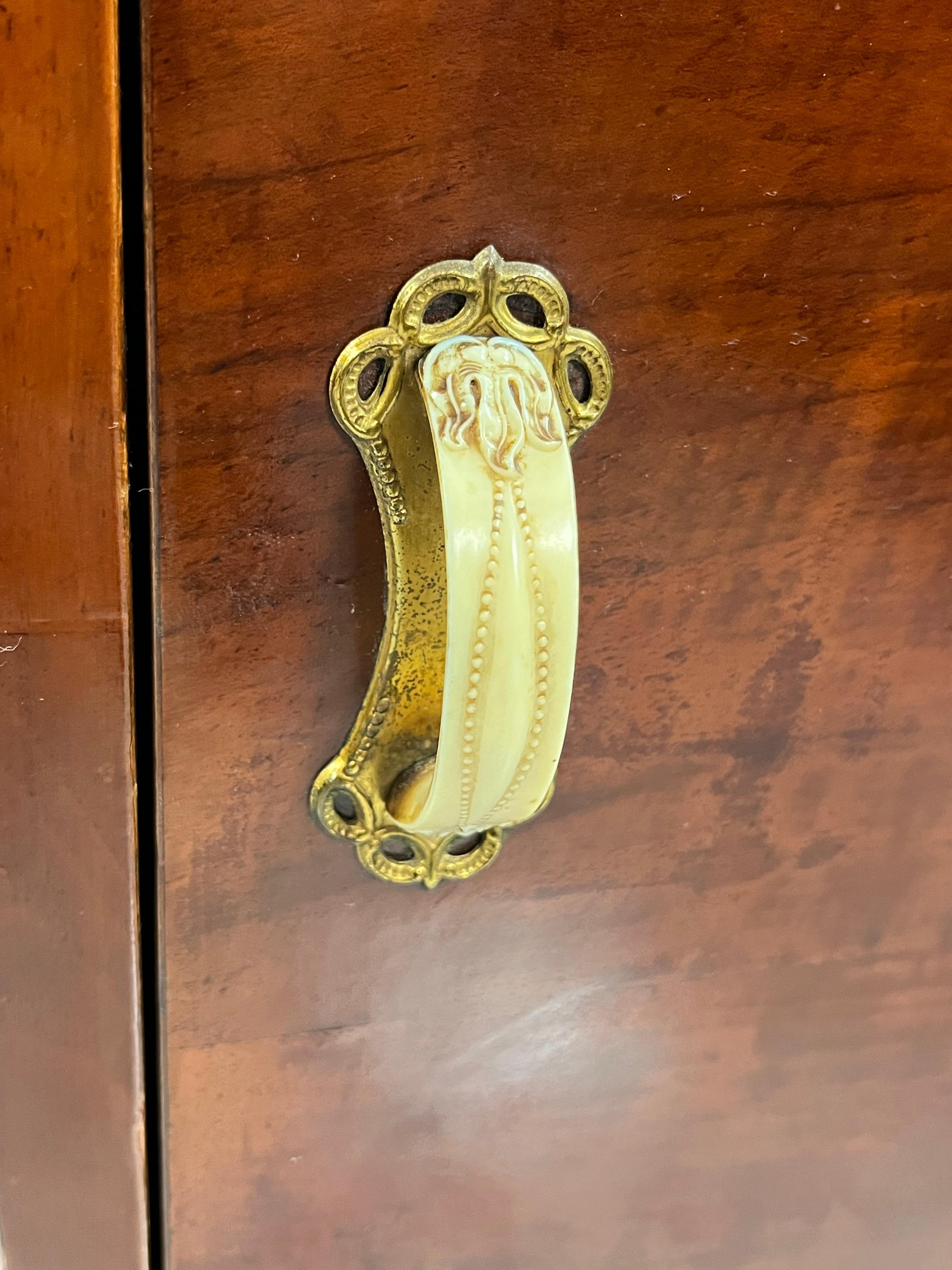 Ottone Set di 2 comodini Art Deco italiani con piano in marmo, anni '30 in vendita