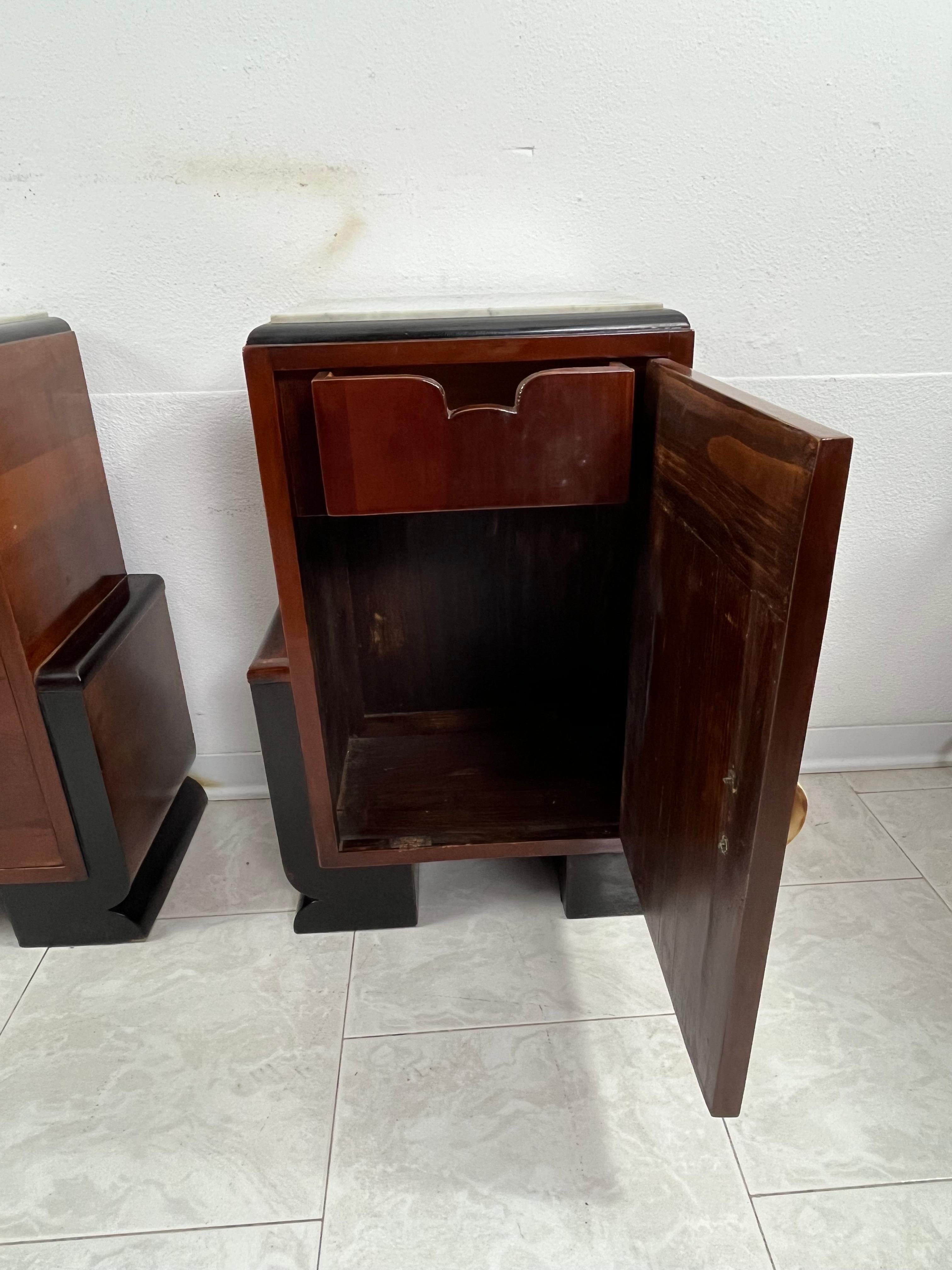 Set di 2 comodini Art Deco italiani con piano in marmo, anni '30 in vendita 1