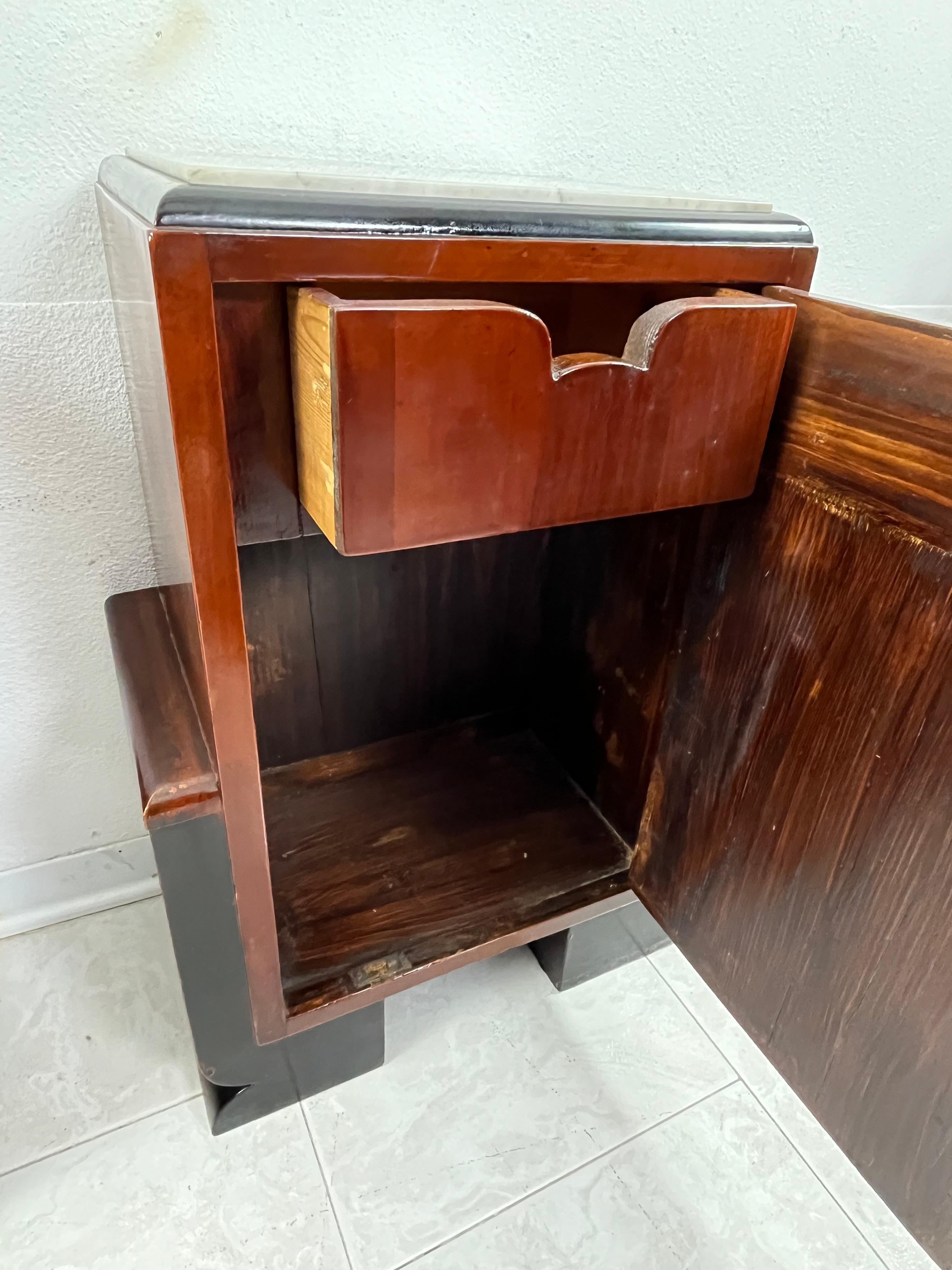 Set di 2 comodini Art Deco italiani con piano in marmo, anni '30 in vendita 2