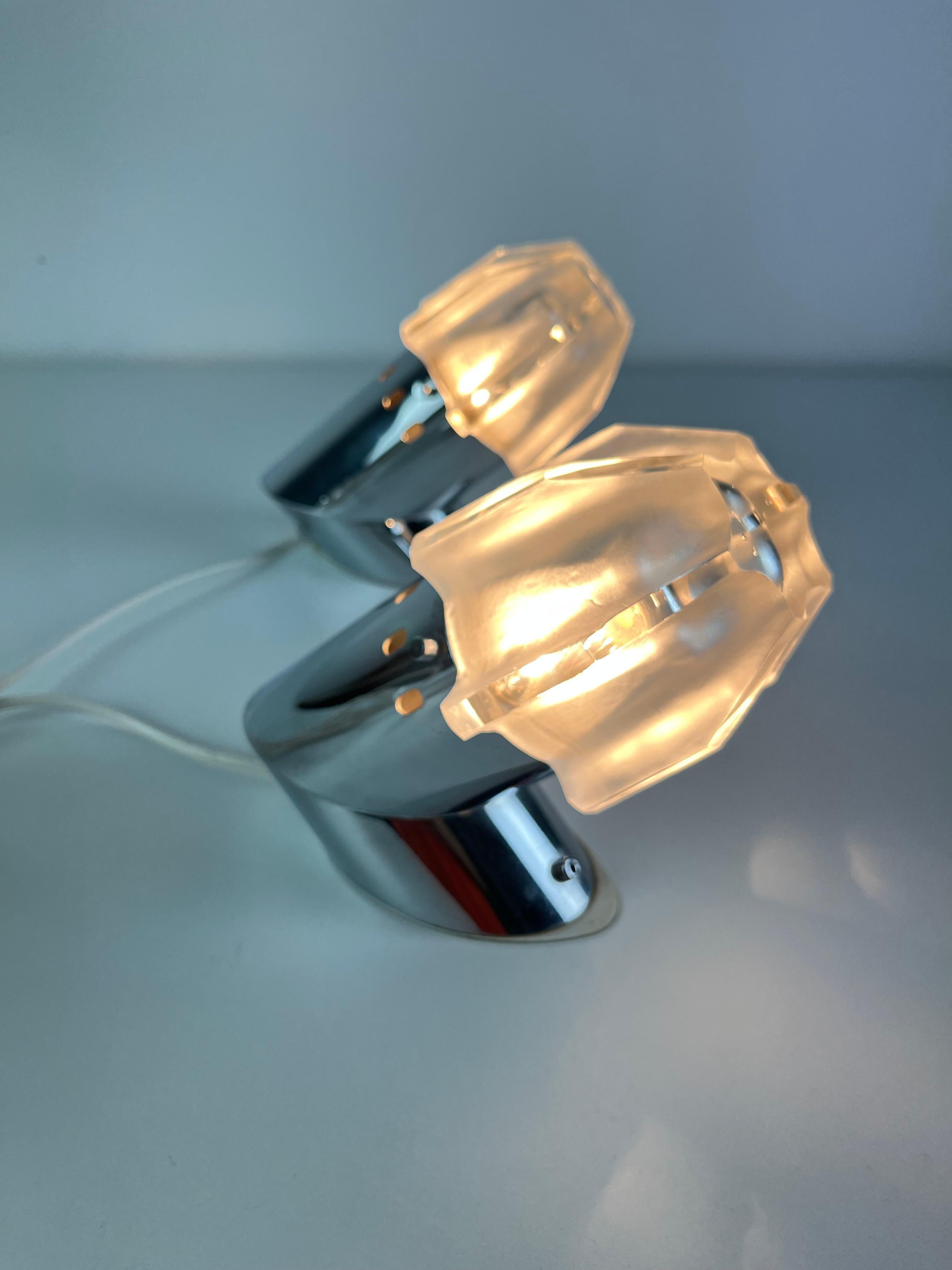 Set of 2 Italian bedside lamps Space age, 1970s
Metal frame and thick glass.
E14 lamps.
Good condition.