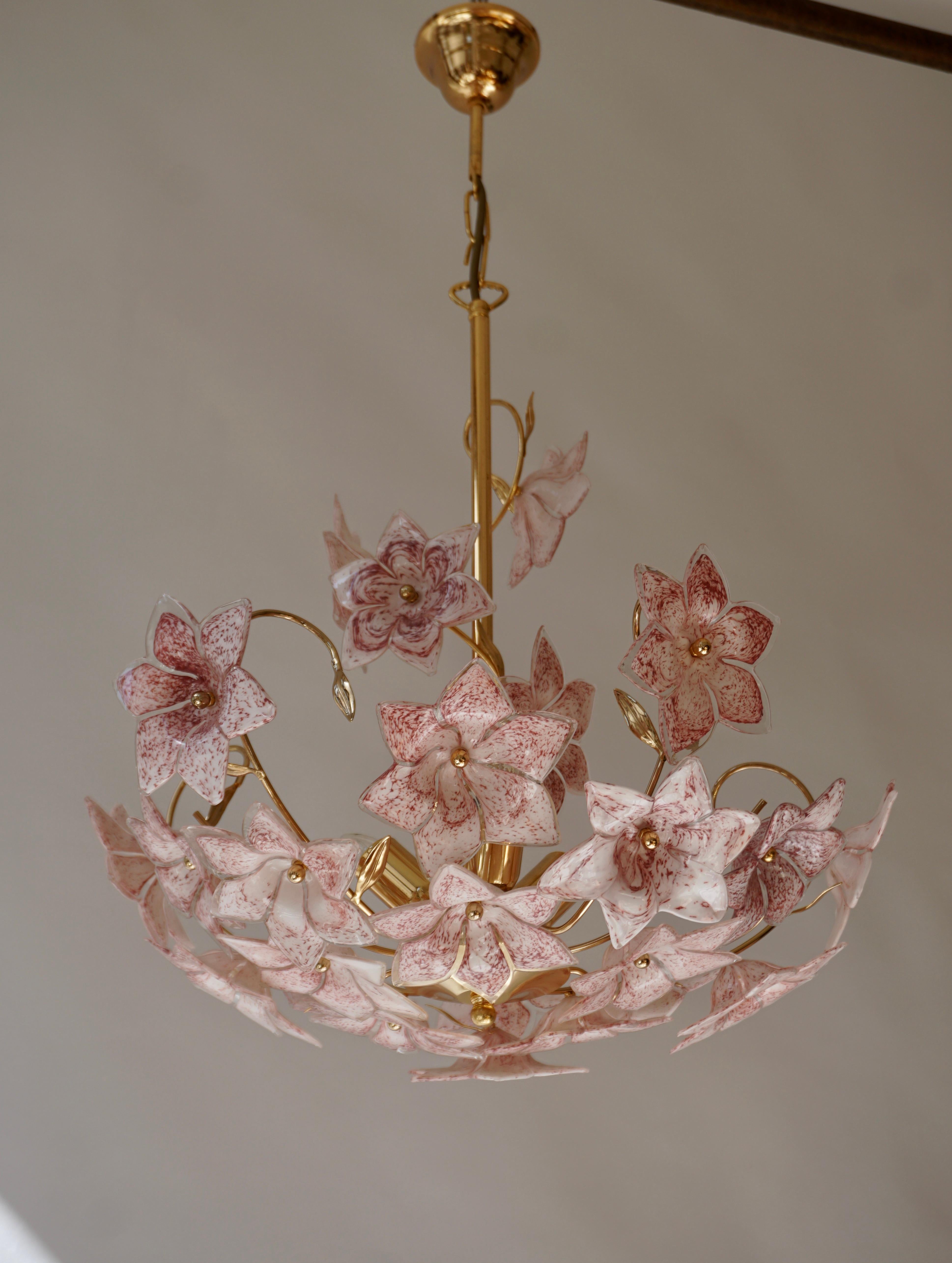 Set of 2 Italian Brass Chandeliers with White Pink Colored Murano Glass Flowers For Sale 5