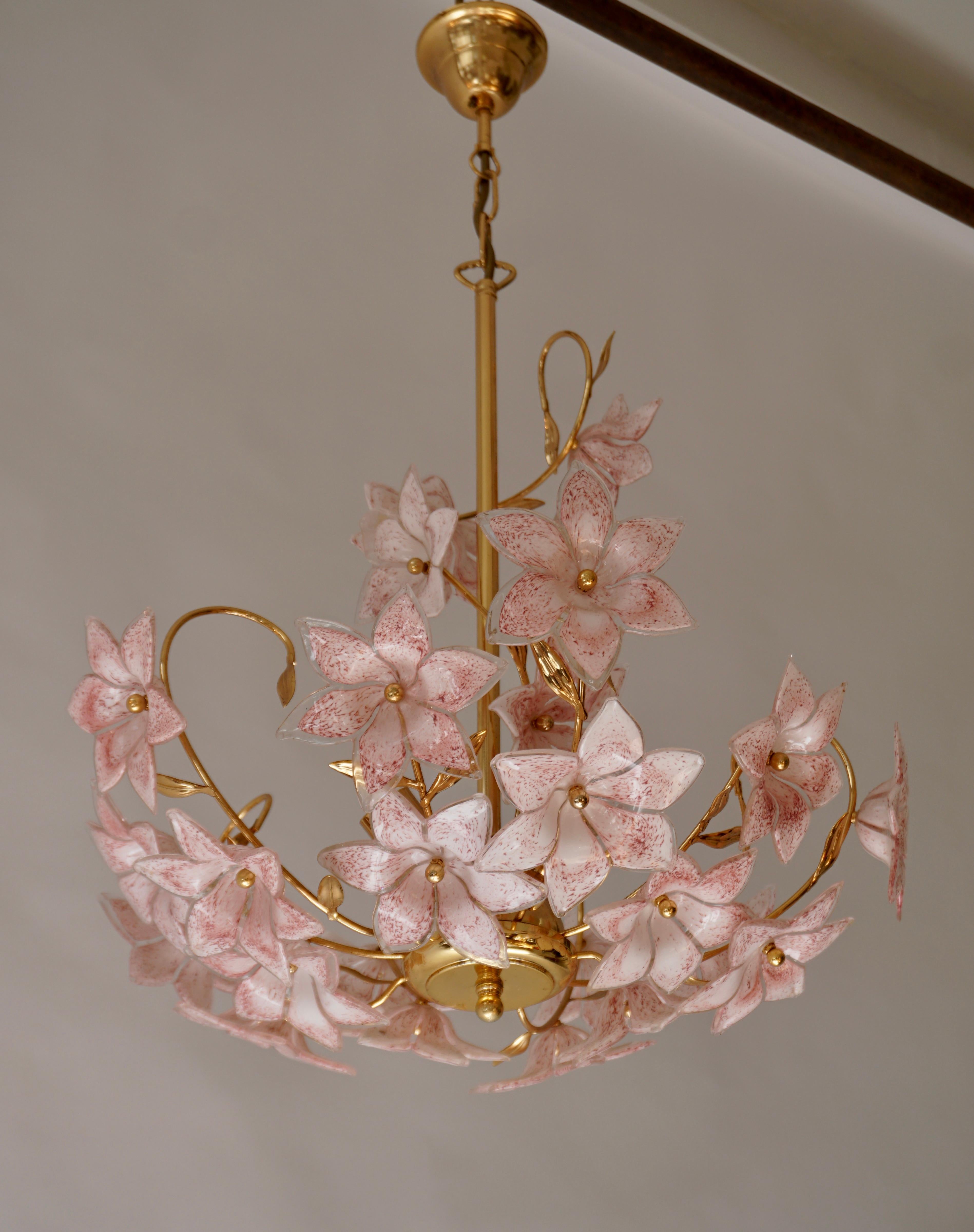 Set of 2 Italian Brass Chandeliers with White Pink Colored Murano Glass Flowers For Sale 6
