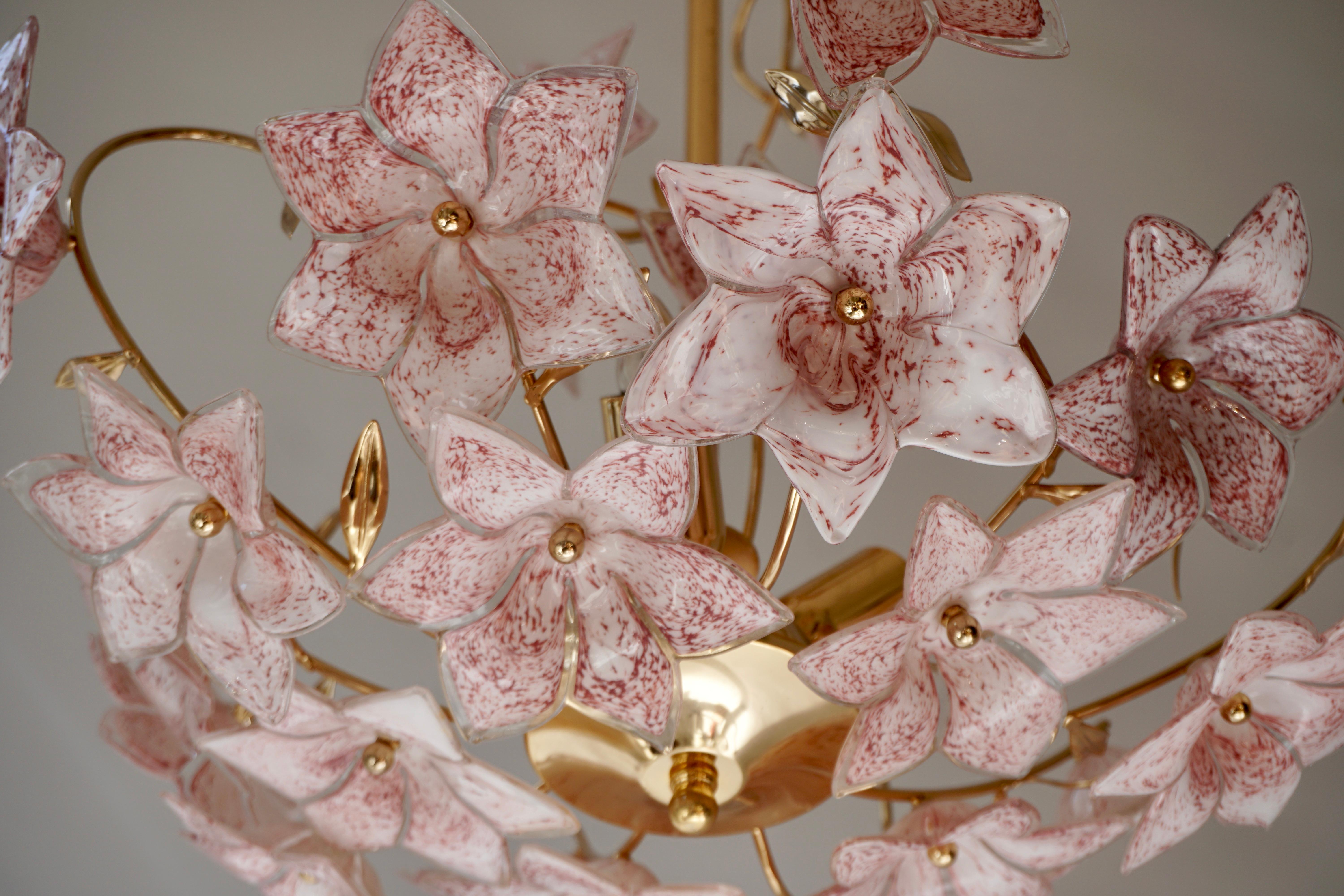 Set aus 2 italienischen Messing-Kronleuchtern mit weißen, rosafarbenen Muranoglas-Blumen im Angebot 9