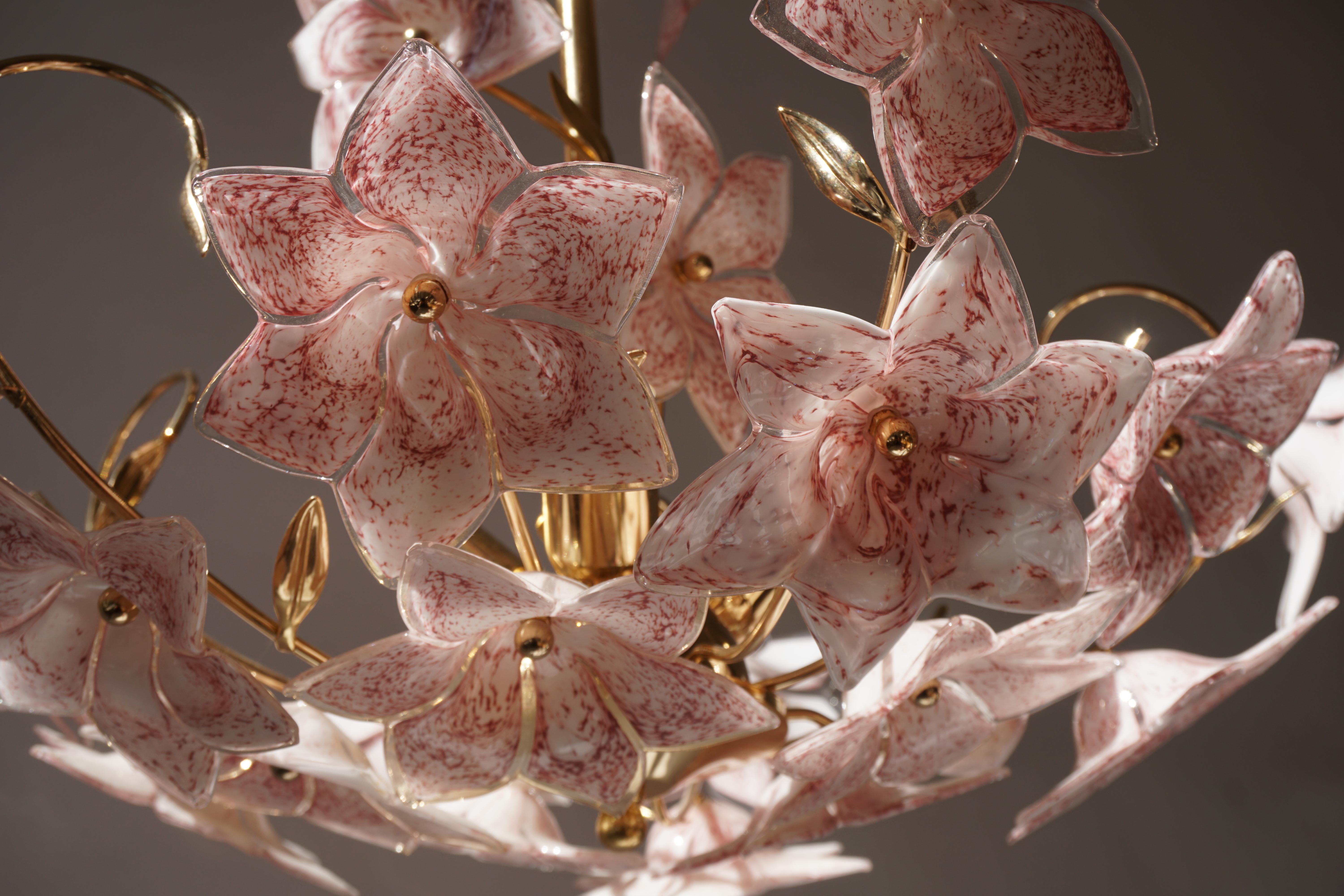 Set aus 2 italienischen Messing-Kronleuchtern mit weißen, rosafarbenen Muranoglas-Blumen im Angebot 10