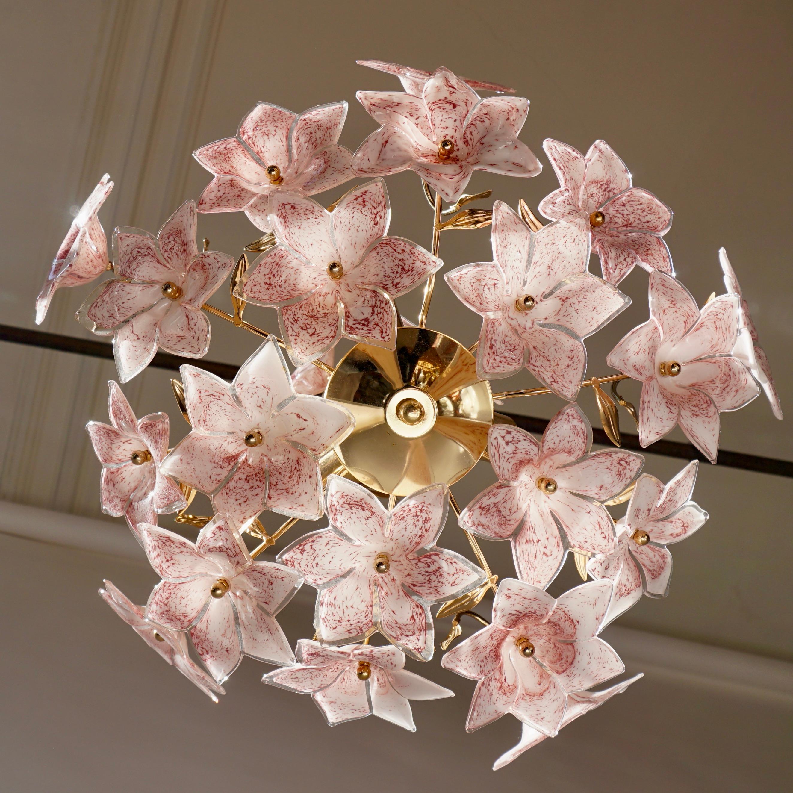 Set of 2 Italian Brass Chandeliers with White Pink Colored Murano Glass Flowers In Good Condition For Sale In Antwerp, BE