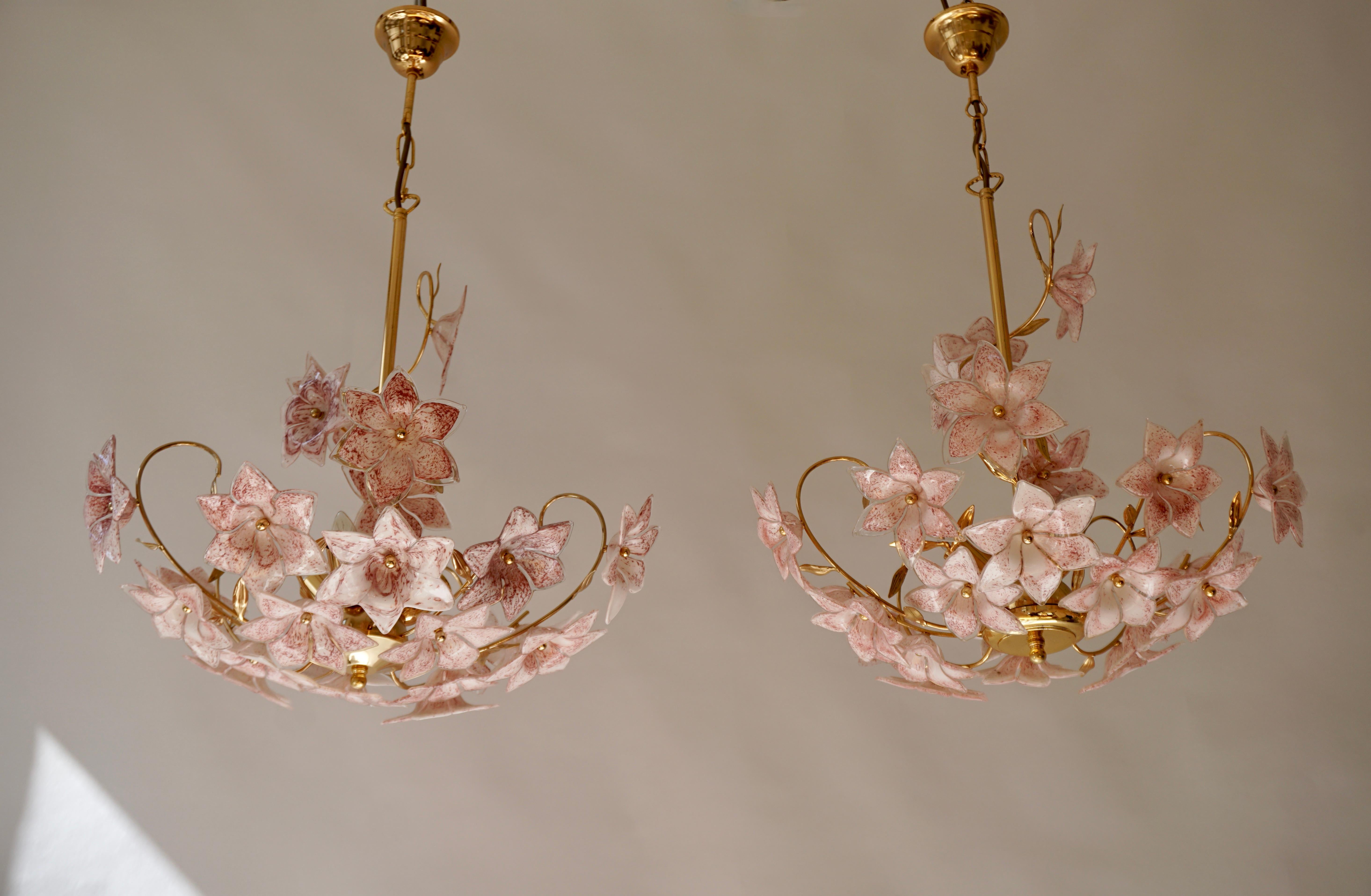 Set of 2 Italian Brass Chandeliers with White Pink Colored Murano Glass Flowers For Sale 1