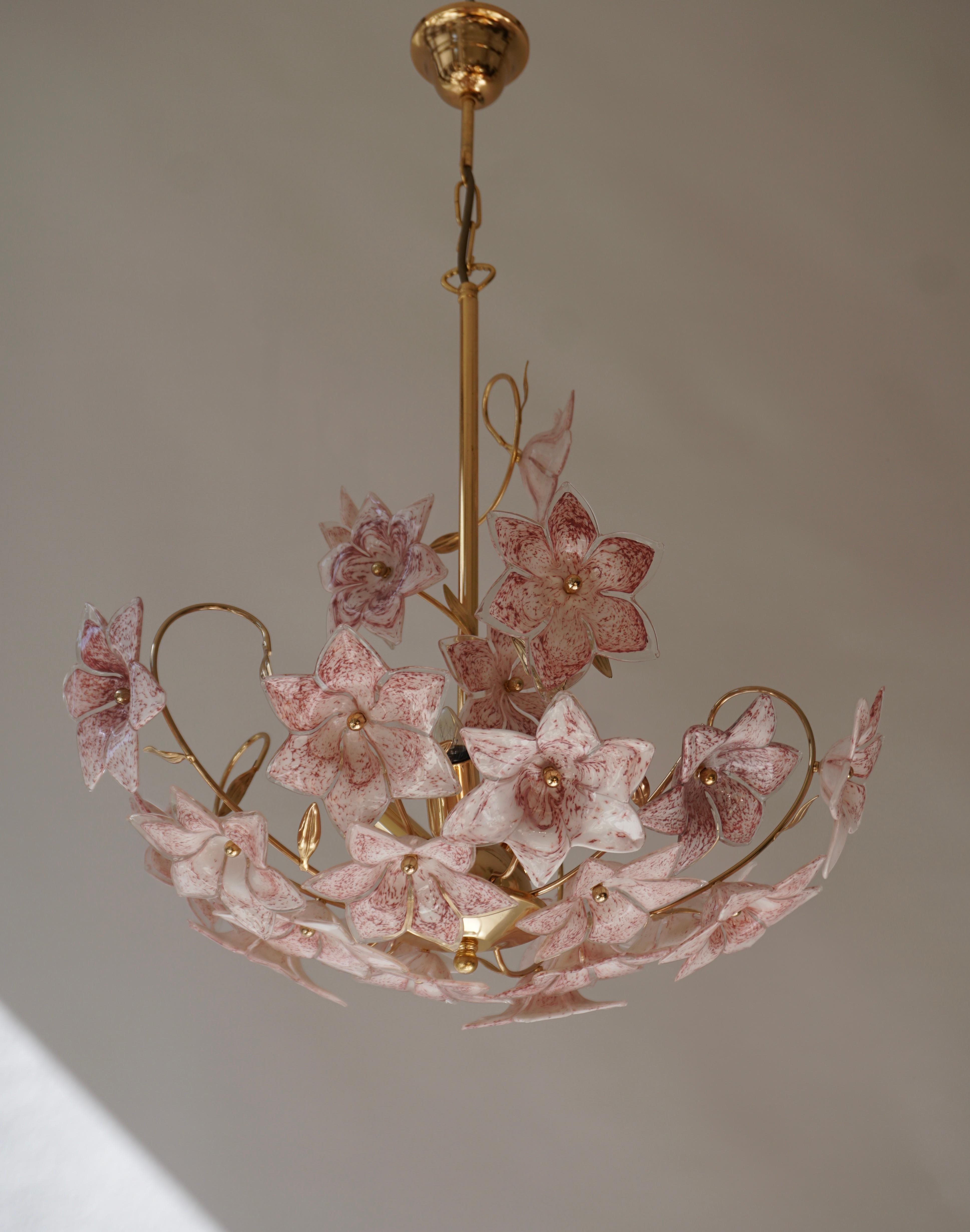 Set of 2 Italian Brass Chandeliers with White Pink Colored Murano Glass Flowers For Sale 4