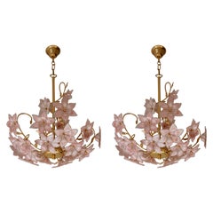 Set di 2 lampadari italiani in ottone con fiori bianchi e rosa in vetro di Murano