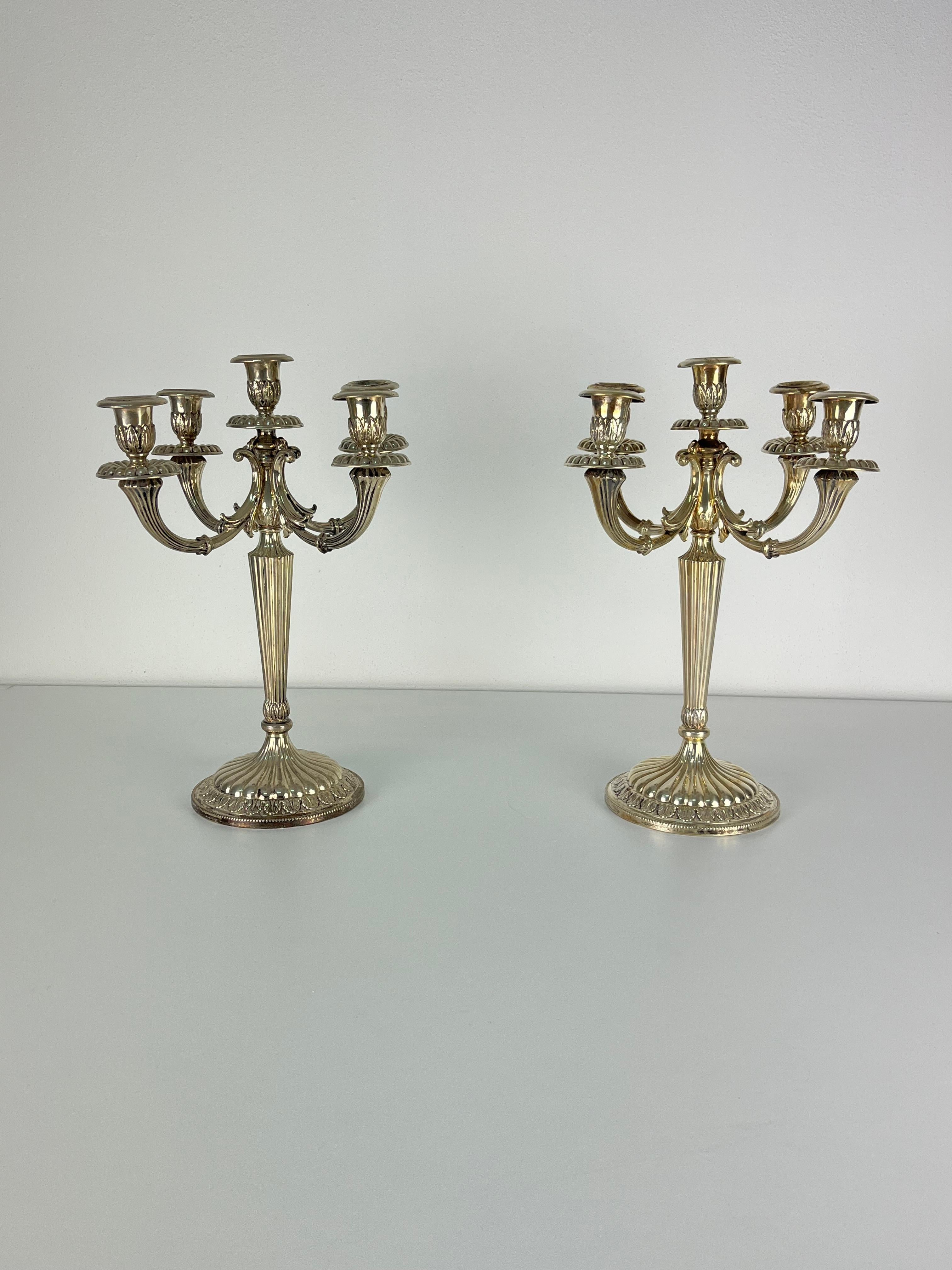 Set di 2 candelabri italiani in argento 800 a 5 fiamme, anni '80
In buone condizioni, molto elegante.
Il peso totale dei due candelabri è di 1952,00 grammi.
Regolarmente timbrata con marchi di stato.

Garantiamo una spedizione immediata e assicurata