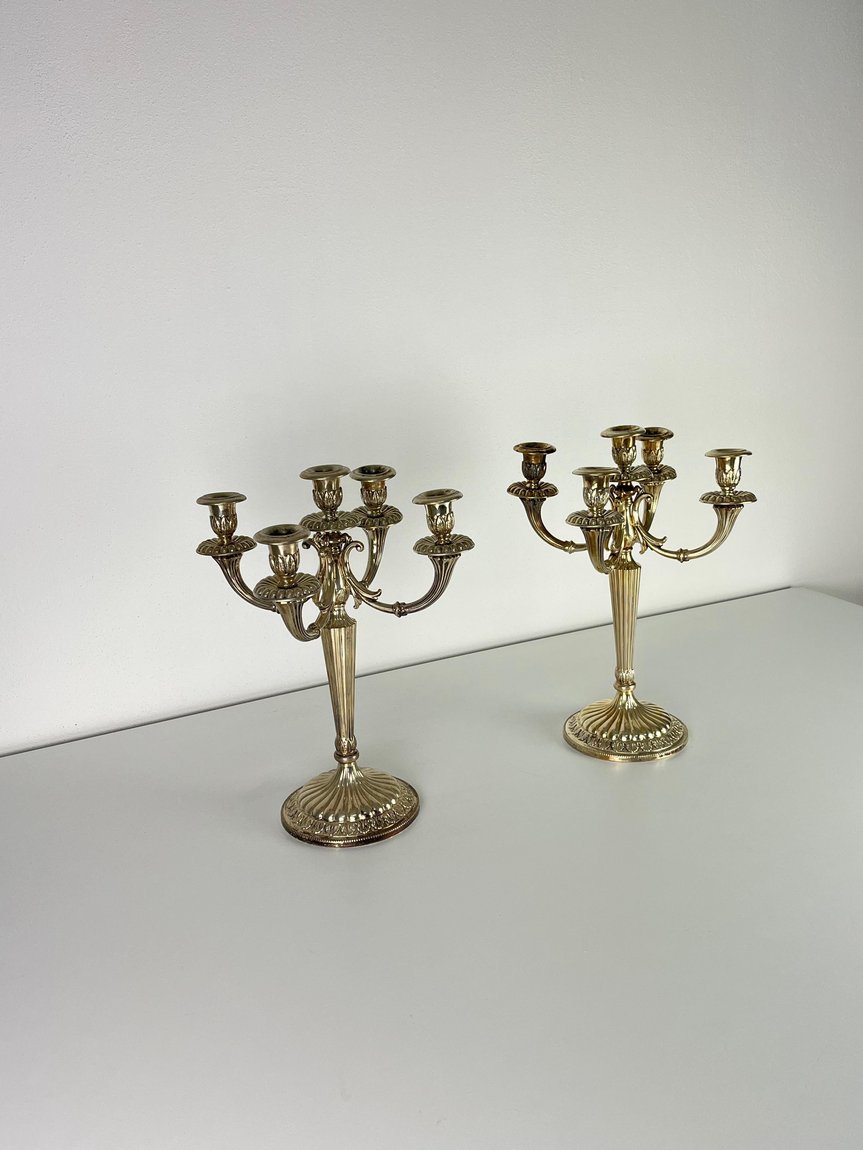 Italiano Set di 2 candelabri italiani in argento 800 a 5 fiamme, anni '80 in vendita