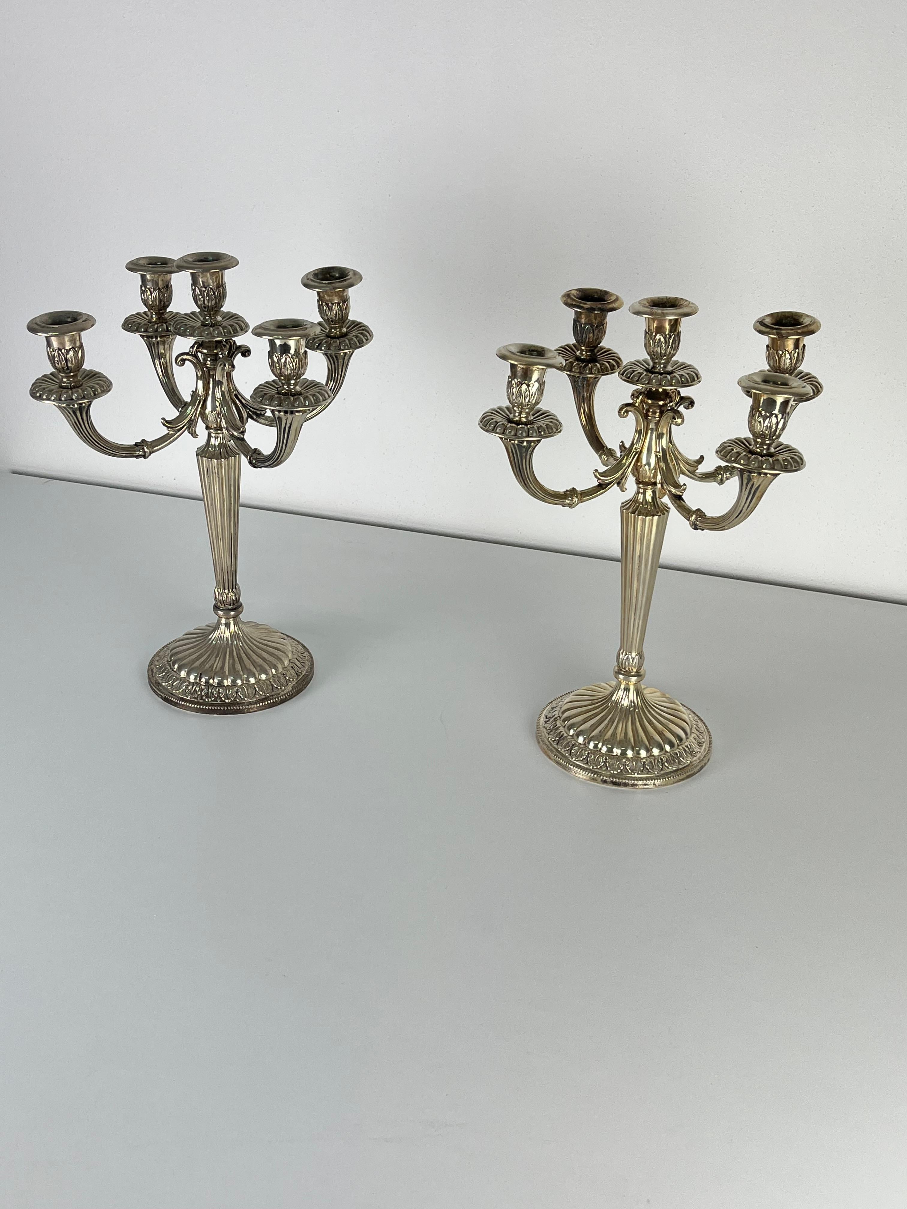 Set di 2 candelabri italiani in argento 800 a 5 fiamme, anni '80 In condizioni buone in vendita a Palermo, IT