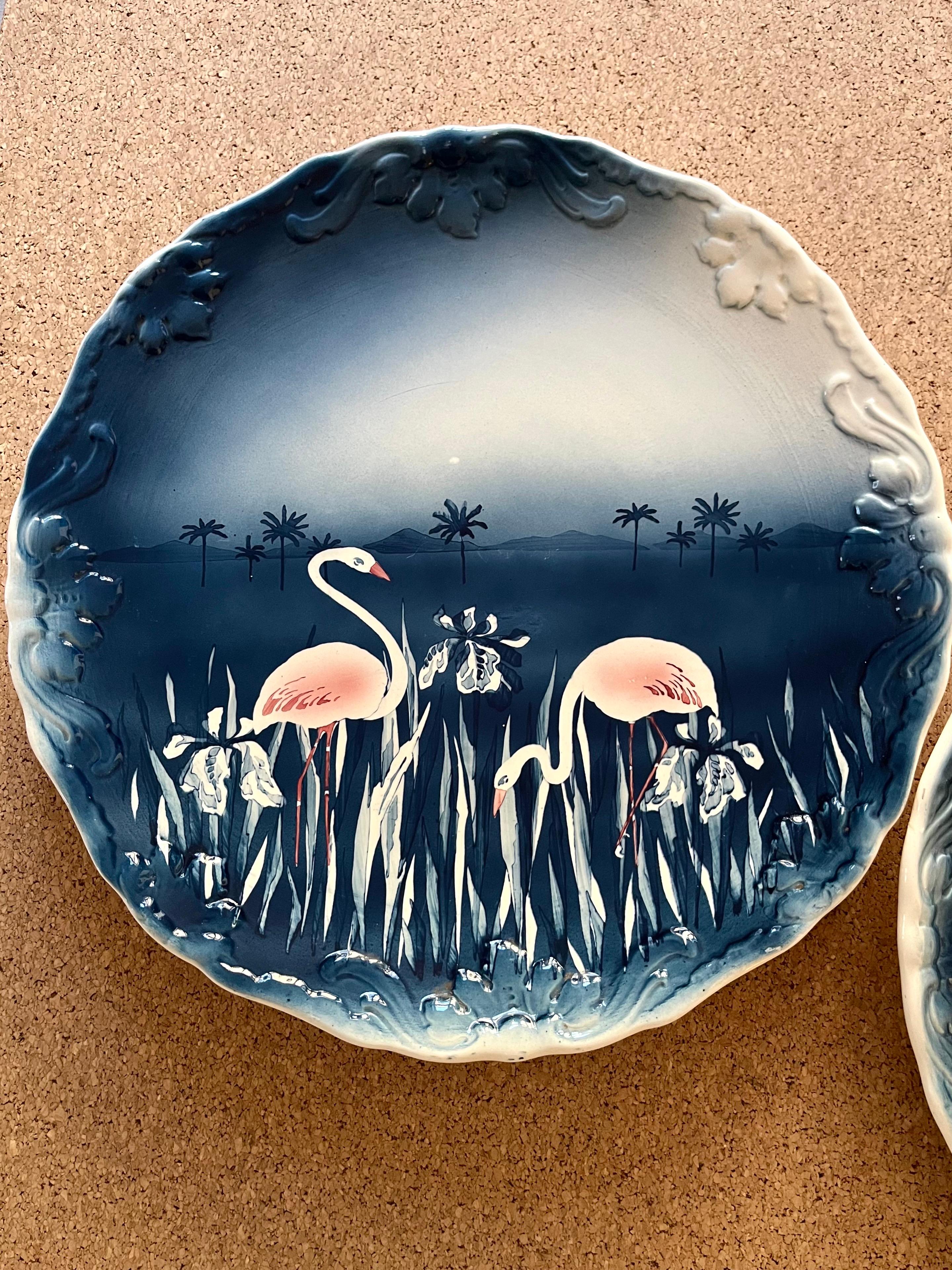 Ensemble de 2 assiettes murales flamant rose en céramique italienne, années 1980

Magnifique et décoratif ensemble de deux plaques murales italiennes en céramique de la fin du 20e siècle. Chaque assiette présente une scène peinte à la main de