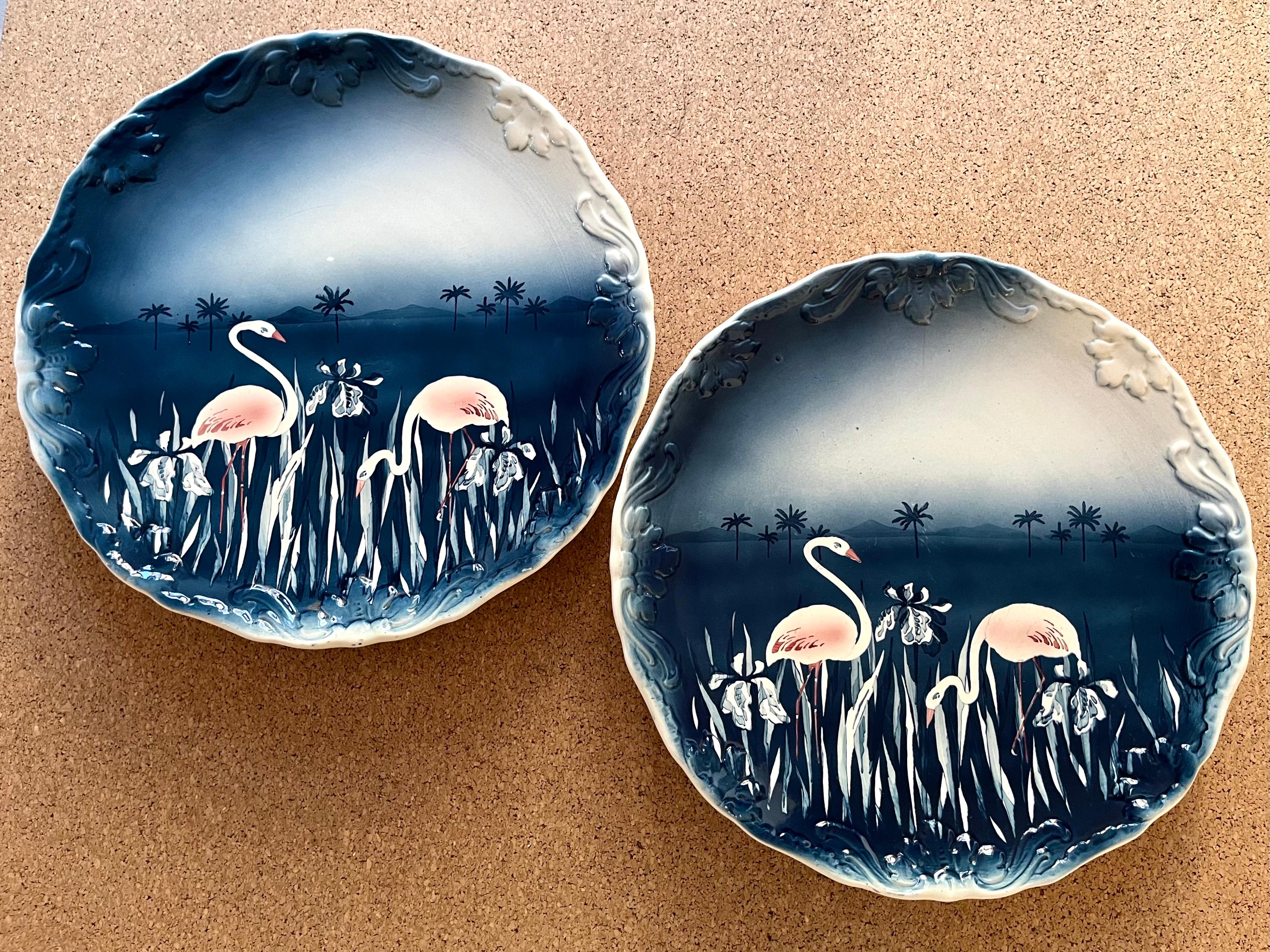 Vernissé Ensemble de 2 assiettes murales flamant rose en céramique italienne, années 1980 en vente