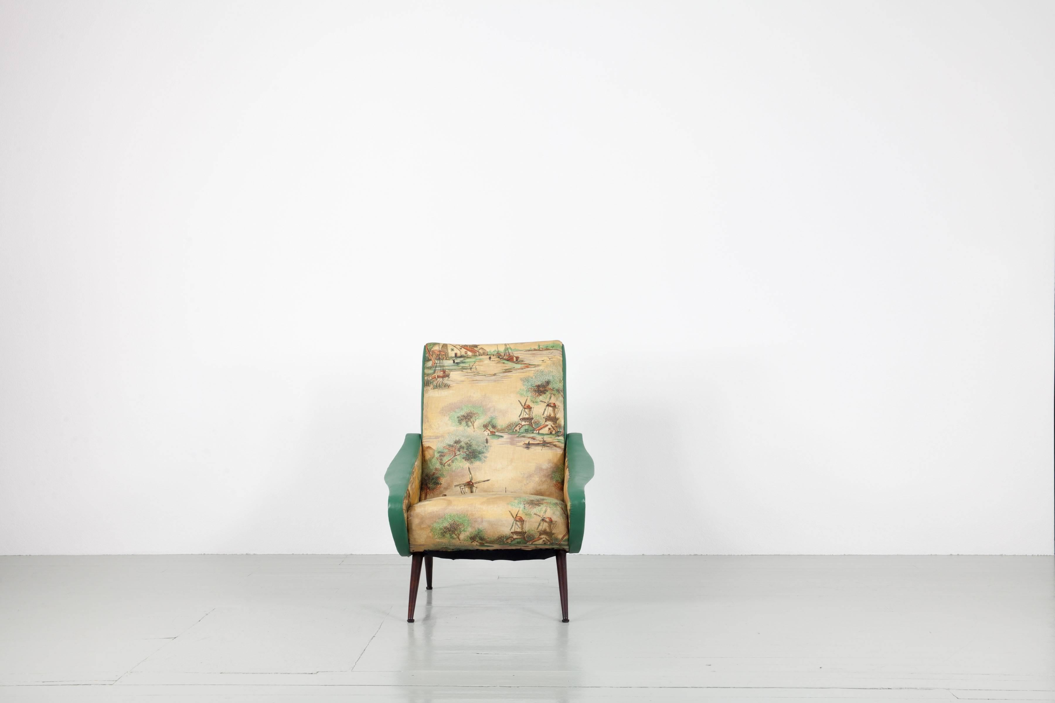 Satz von 2 Stühlen mit zweifarbigem Bezug aus Italien, 1950er Jahre. Der Bezugsstoff zeigt ein Landschaftsmotiv mit Windmühlen und wird durch türkisfarbenes Kunstleder an den Armlehnen kontrastiert. Der Stuhl ist im Originalzustand mit