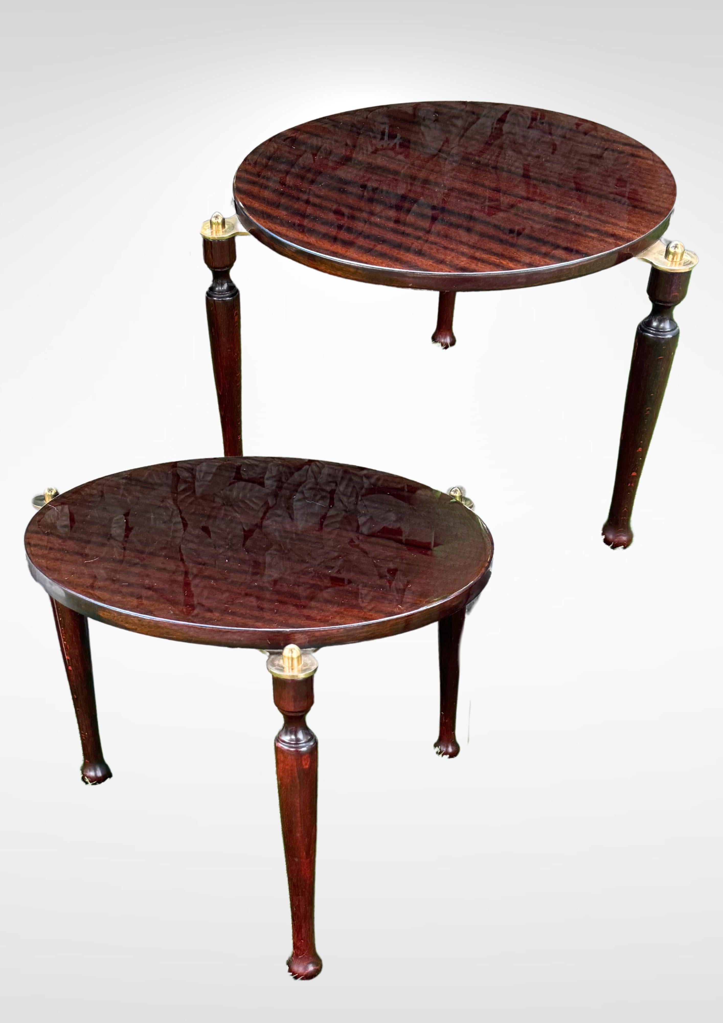 Set aus 2 italienischen Beistelltischen aus lackiertem Holz und Messing im italienischen Design, Hollywood Regency im Angebot 3