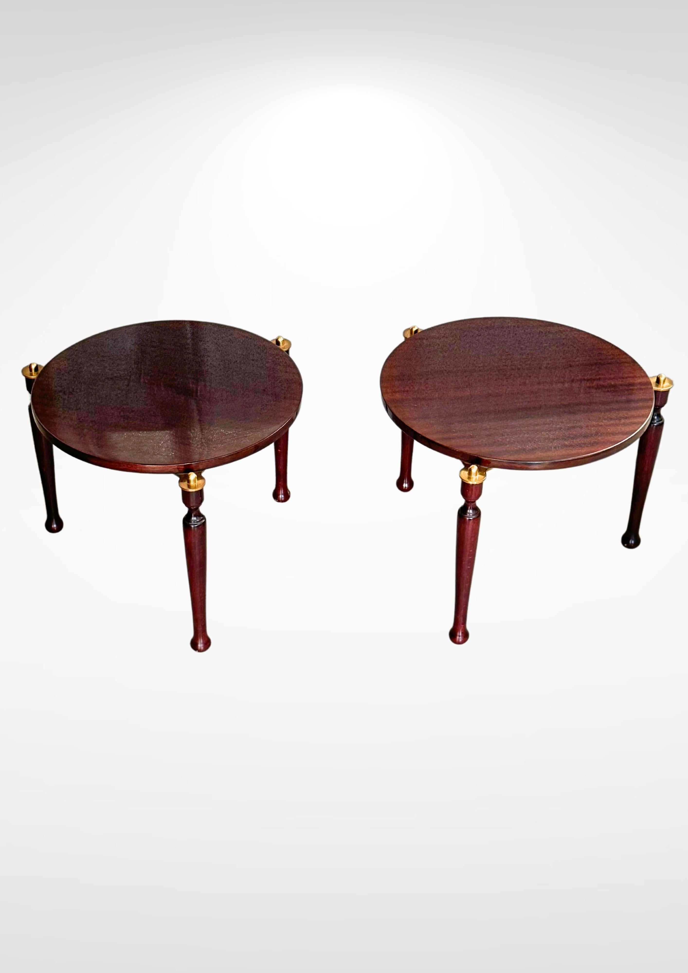 Satz von 2 Beistelltischen mit italienischem Design.
Nach dem Vorbild von Cesare Lacca.
Zierliches Paar Hollywood-Regency-Beistelltische.
Aus Olivenholz mit einer glasartigen Lackierung.
Sie haben abnehmbare dreibeinige Füße, die mit Messing