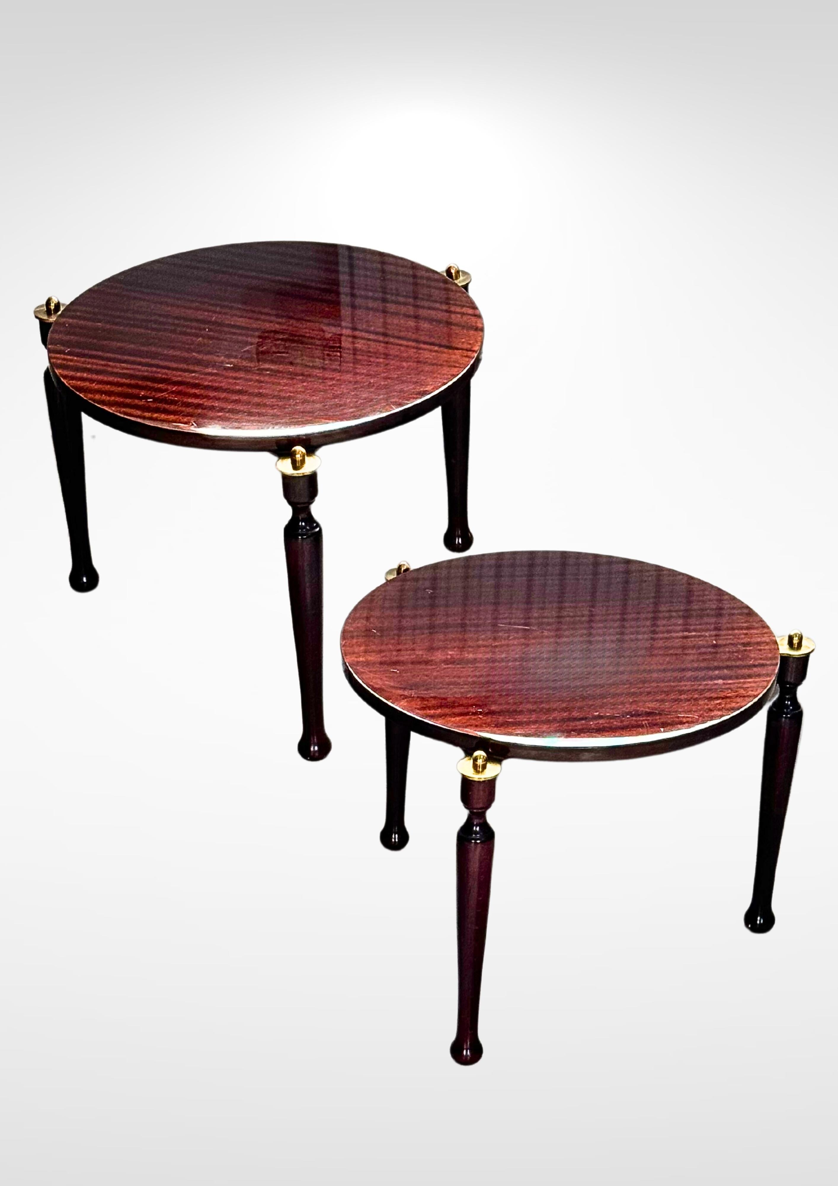 Set aus 2 italienischen Beistelltischen aus lackiertem Holz und Messing im italienischen Design, Hollywood Regency (Italienisch) im Angebot