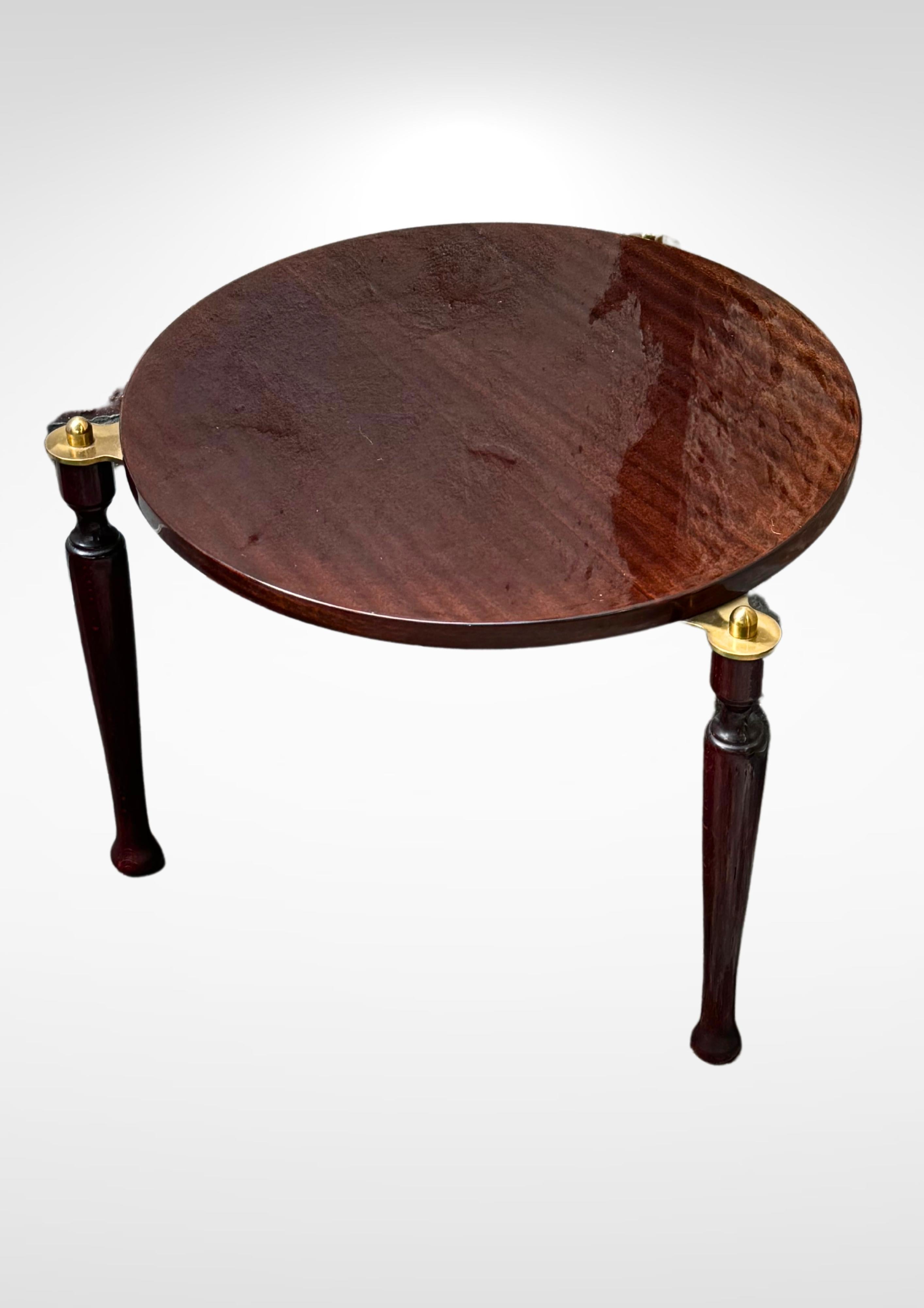 Set aus 2 italienischen Beistelltischen aus lackiertem Holz und Messing im italienischen Design, Hollywood Regency (20. Jahrhundert) im Angebot