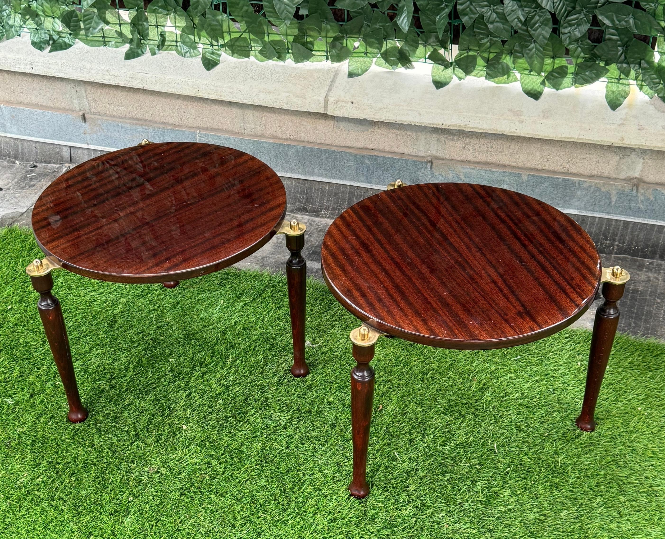 Set aus 2 italienischen Beistelltischen aus lackiertem Holz und Messing im italienischen Design, Hollywood Regency (Walnuss) im Angebot